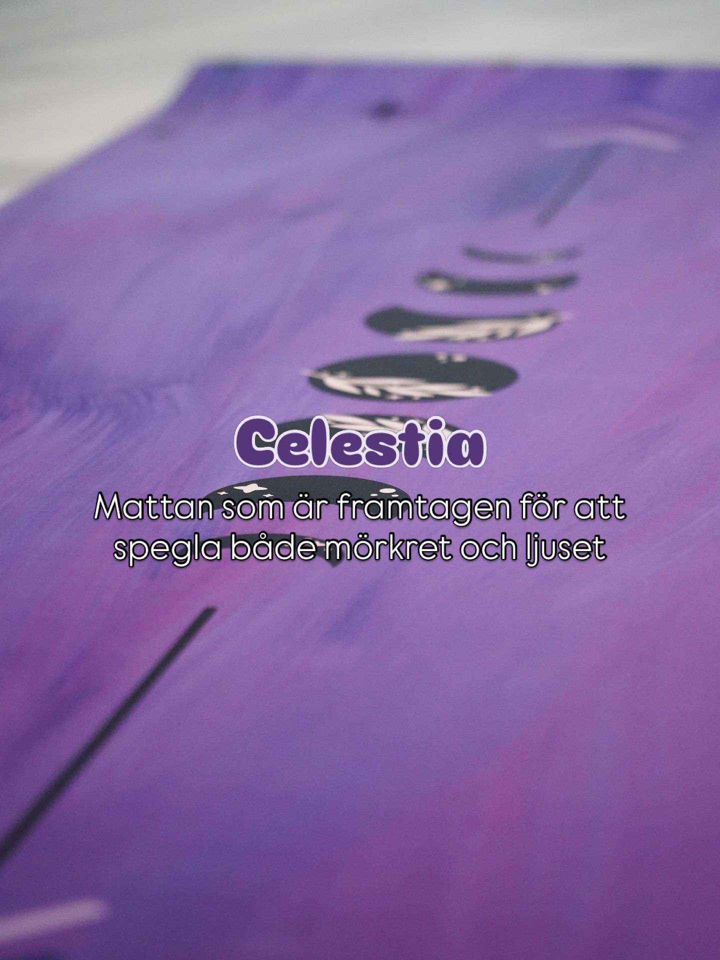 Min kära Celestia 💜🌙
Denna design kom till mig i en fas i livet där det kändes tyngre och den var ett sätt att känna att jag bara var i just det, en fas som snart var över. Liksom månens faser och liv så ser våra liv ut lite lika. Saker kommer och går i vågor.
Så denna matta är till för att väcka något i en men också för att ge tröst i att allt har sin gång och allt är i ständig förändring.
Har du en Celestia hemma eller är det kanske den mattan du dragits till? 🌙
Berätta gärna vad du tycker ✨