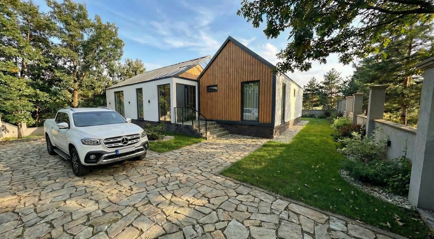 Beyazın sadeliği, ahşabın sıcaklığı ve yeşilin zarafetiyle tasarlanmış huzurlu bir yaşam alanı. 🍀
#EleganceOfWhite #WoodDetails #InHarmonyWithNature #ModernArchitecture #onhamimarlık