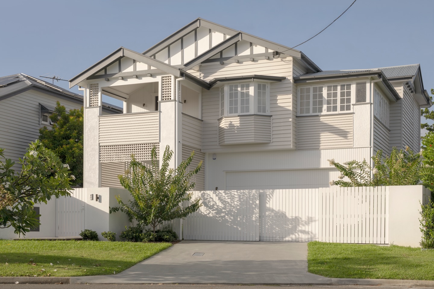 The addition of a light filled extension to a character Ashgrovian house. It is always a pleasure to work with owners who have an appreciation for the original character of their home combined with a passion for the finer details of the finished product.
🔨 @imagine.property
📐 @ingineered
🌱 @thegardenbuildersbrisbane
📷 @alannajaynemctiernan
#queenslandarchitecture #queenslanderrenovation #brisbanearchitecture #brisbanearchitects #queenslandhomes