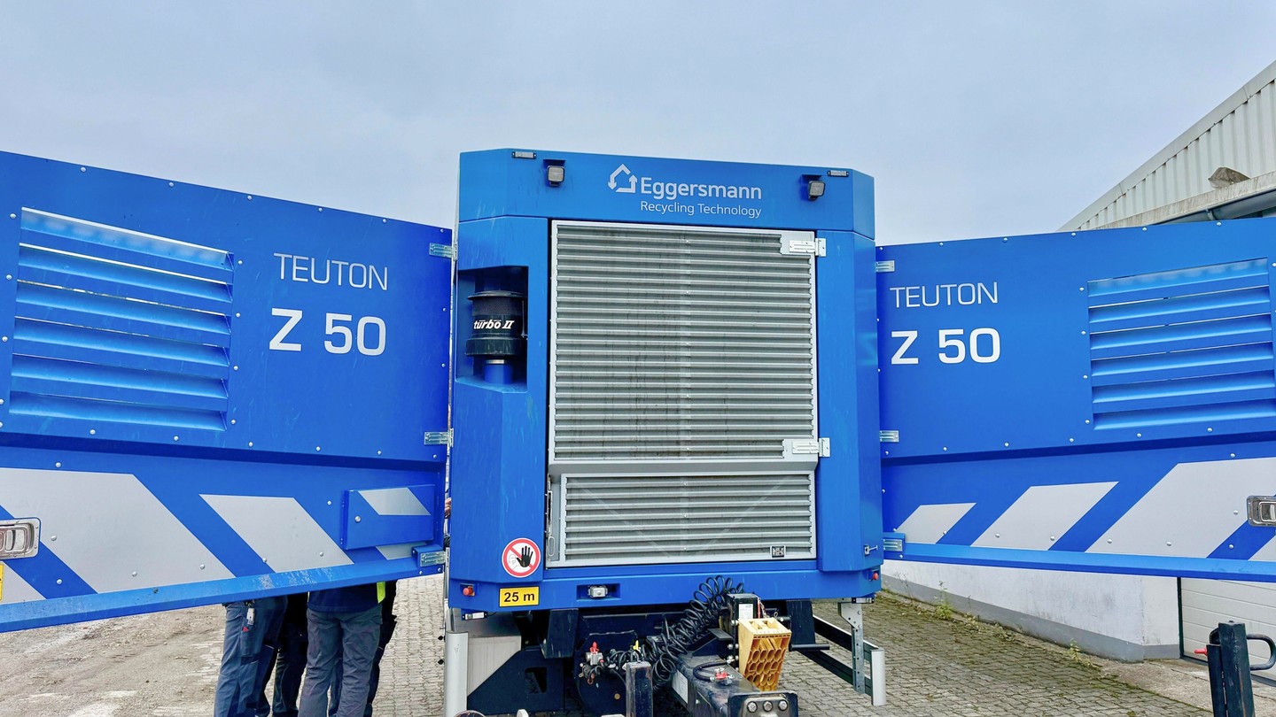 Ein Blick unter die Haube zeigt, was den TEUTON Z 50 wirklich ausmacht! 🔧
Hier geht es nicht nur um Leistung, sondern um durchdachte Technik bis ins Detail. Der hydrostatische Antrieb sorgt für kontrollierte Kraftübertragung, der störstoffresistente Marathon-Rotor für gleichmäßige Zerkleinerung auch bei wechselndem Material. 🫡
Großzügig ausgelegte Wartungsklappen, sauber strukturierte Komponenten und leicht zugängliche Baugruppen machen Servicearbeiten schnell und übersichtlich. Genau diese Technik im Inneren sorgt dafür, dass der TEUTON Z 50 draußen zuverlässig läuft – Tag für Tag. ⚙️
👉 Du willst mehr über die Technik erfahren oder den Z 50 live sehen? Sprich uns an.
#recycling #eggersmann #zerkleinerer #boehmerecycling #wastemanagement