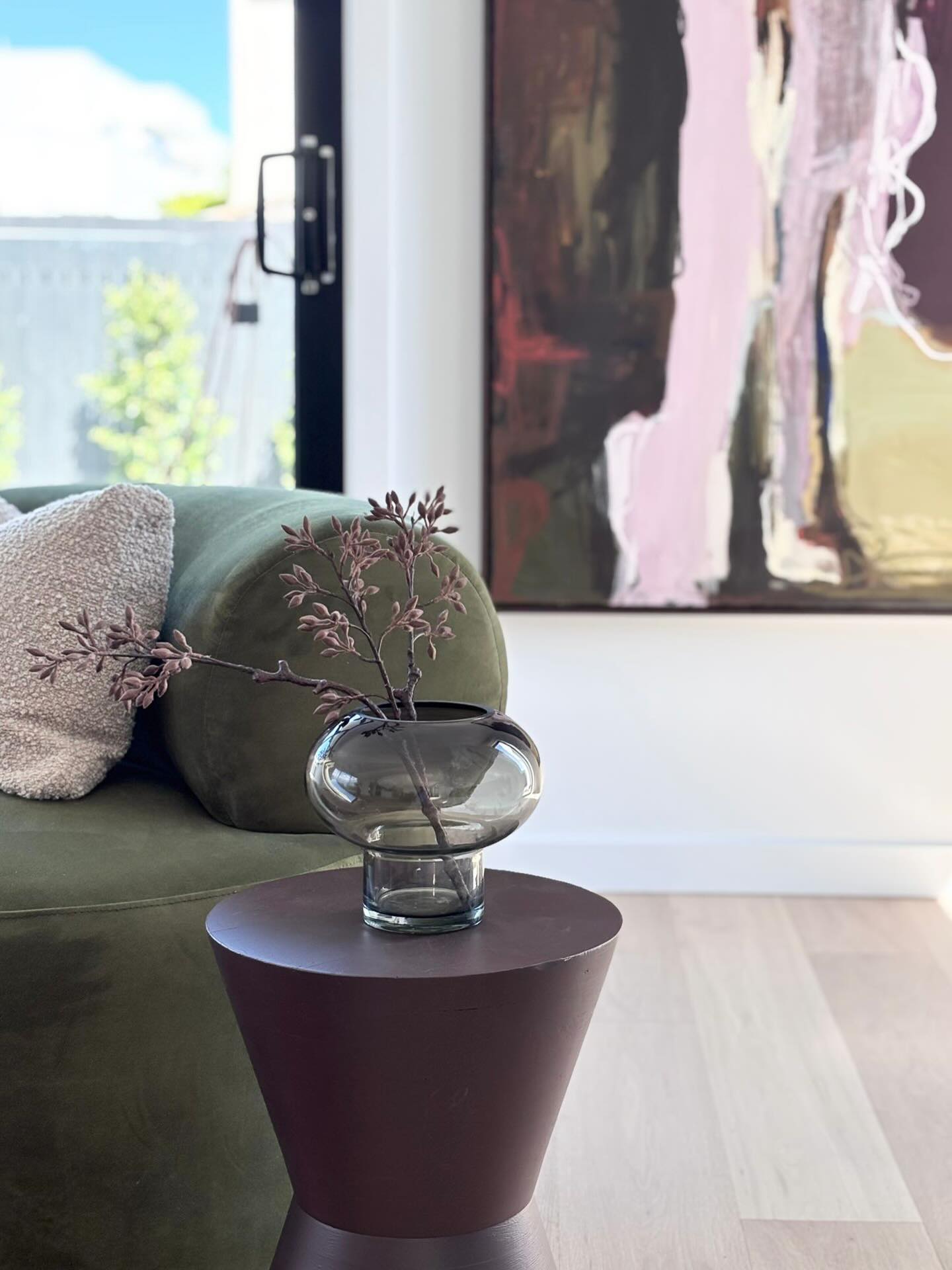 Using our new statement art from @maryathansart is the centrepiece at our Iona St Black Rock project.
.
.
@soldbysolomon
@auraandforminteriors
@maryathansart