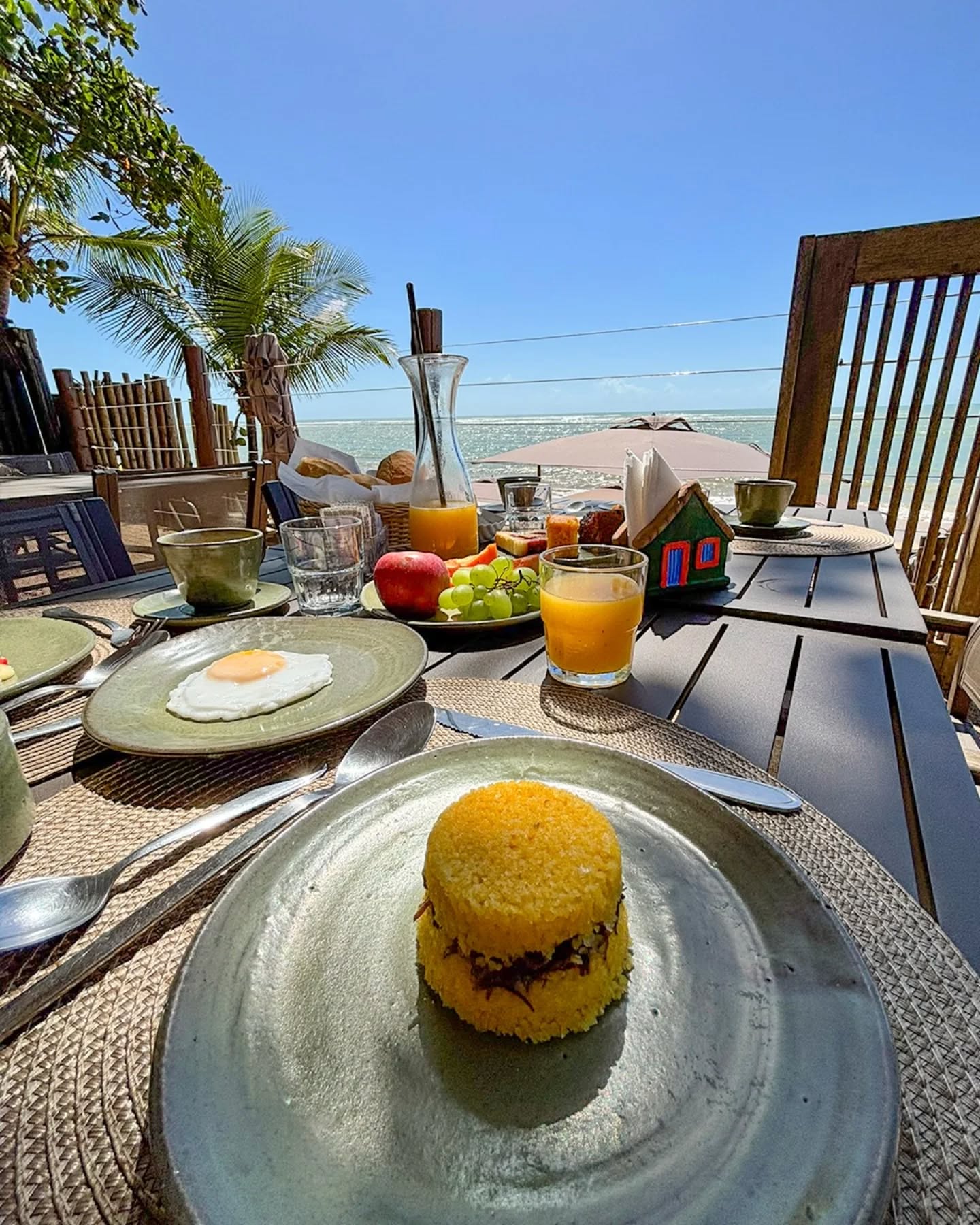 Café da manhã servido ao ar livre, sabores bem executados e um cenário que torna tudo mais memorável.
.
.
#clubdepraia #rigatoni #beachclub #destinosbrasileiros #reveillon2026 viagem arraial portoseguro verao2026 arraialdajuda bahia brasil pousada hoteis travel viajar natureza beach carnaval2026