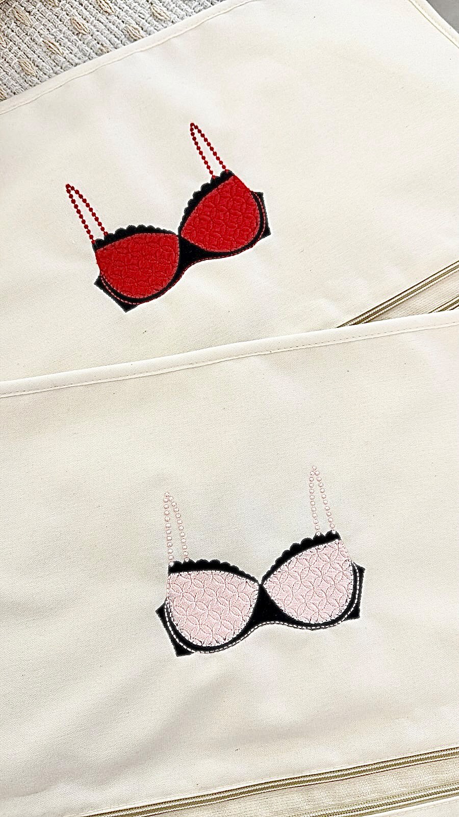 Nuestro nuevo estuche para interiores es sumamente delicado, ideal para organizar y proteger tus pertenencias con elegancia.
Personalízalo con tu monograma bordado y hazlo único 💕