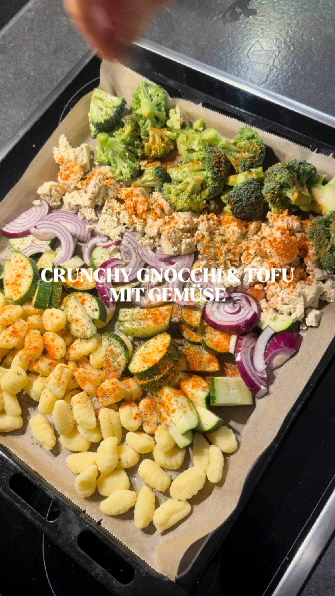 CRUNCHY GNOCCHI & TOFU mit Gemüse 🤩🥦
Plain & simple, aber alles, was man nach dem Laufen braucht >> Kohlenhydrate aus den Gnocchi füllen die Speicher wieder auf, Tofu sorgt für hochwertige Proteine & das Gemüse für eine ordentliche Portion Ballaststoffe und Antioxidantien, um im Training entstehende Stoffwechselabfallprodukte effektiv abbauen und Immunsystem, Gesundheit & Leistungsfähigkeit nachhaltig unterstützen zu können!!
✨ ZUTATEN
Gnocchi
Zucchini
Rote Zwiebel (viel mehr Antioxidantien als weiße)
Tofu
Brokkoli
Salz, Kräuter & Paprikagewürz
1 EL extra natives Olivenöl
DIP
mache ich mal mit, mal ohne 🥄
Skyr, Zitronensaft + Salz, Kräuter & Pfeffer
Zubereitung:
Gemüse waschen und in Stücke schneiden. Zwiebelringe schneiden. Tofu einfach mit den Händen zerbröseln. Alles auf ein mit Backpapier ausgelegtes Blech geben, gut würzen und etwas Öl darauf verteilen. Im vorgeheizten Backofen bei 180 Grad ca. 20 Min. backen. ENJOY!!😍
#sporternährung #gesundeernährung #postworkoutmeal #schnellesrezept #proteinreich