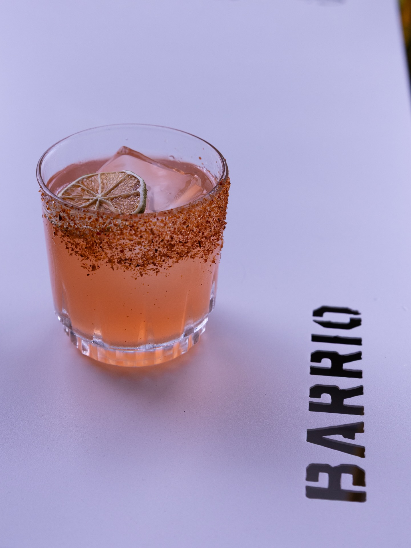 🍔 @barrio_burger Laureles.
▪️PR: @mariavalen___
📌Nota completa en Bloggaleriadearte.com
A veces, para encontrarse con la ciudad, no hace falta recorrer todas sus calles; basta con sentarse a la mesa.