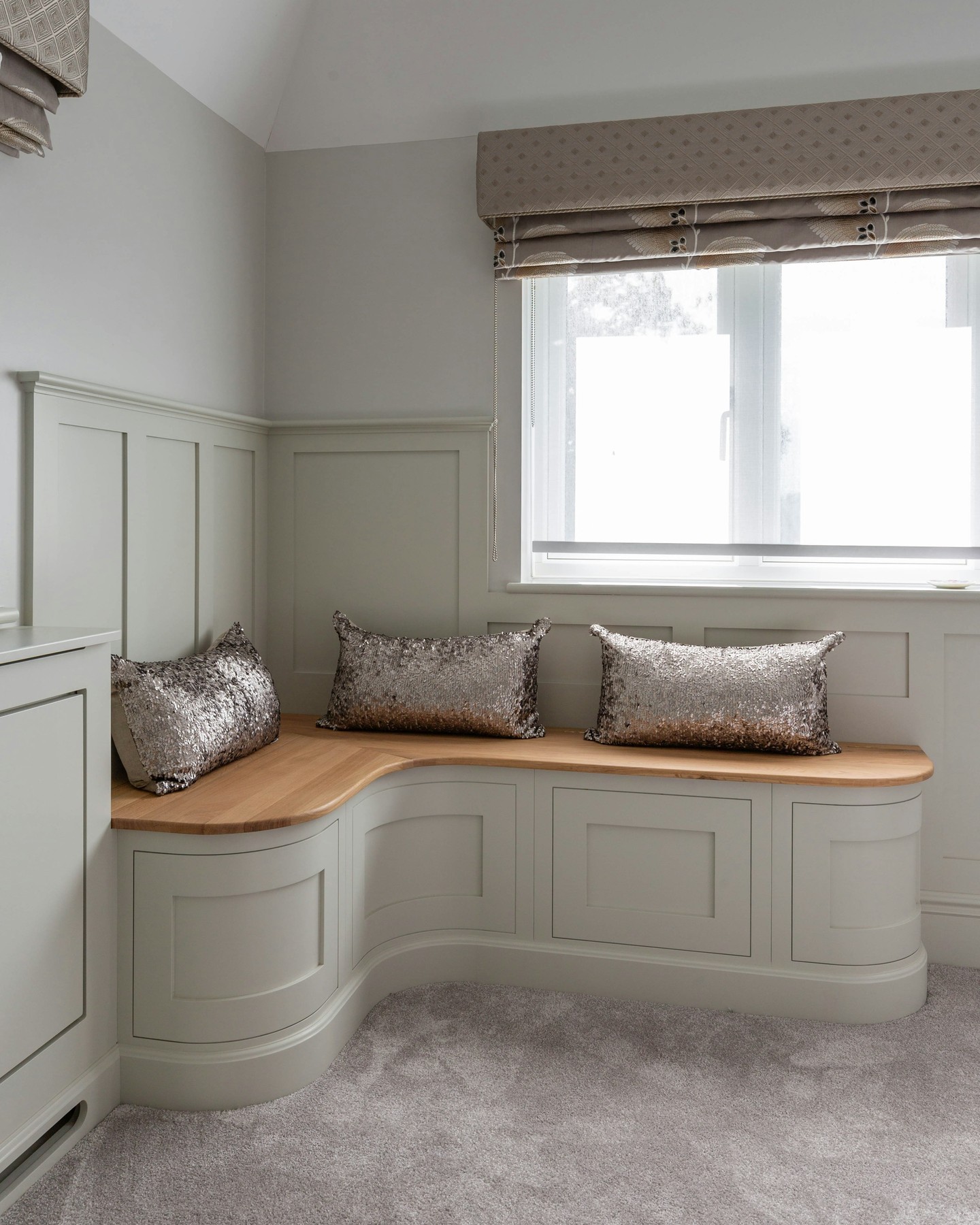 Shaker detailing on a curved surface? Absolutely. To maintain harmony with the surrounding details while avoiding a rigid feel, we carefully applied shaker panelling along the curved form. This approach allows the corner to remain soft and fluid, without losing its architectural language. #BespokeDesign #KitchenInspo #InteriorDesign #ModernLiving