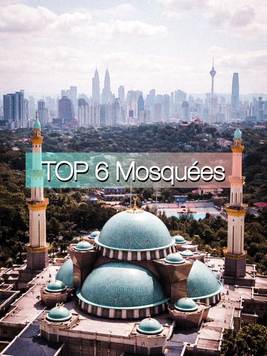 ✨ Les 6 plus belles mosquées de Malaisie ✨
On dirait des décors sortis droit d’Aladin.
L’architecture est complètement dingo, et ça vaut vraiment le détour !
Voici celles que j’ai classées parmi les plus impressionnantes :
1-Masjid Wilayah – Kuala Lumpur
Un bijou inspiré de l’architecture ottomane. Dômes blancs, détails sculptés, ambiance majestueuse.
2-Masjid Jamek – Kuala Lumpur
Au cœur de la ville, au confluent de 2 rivières, avec ce charme indo-mauresque hyper photogénique.
3-Masjid Putra – Putrajaya
La fameuse mosquée rose. Élégante, iconique, posée au bord de l’eau.
4-Mosquée Bleue – Shah Alam
Immense, spectaculaire, son dôme bleu est l’un des plus grands d’Asie du Sud-Est.
5-Mosquée de Cristal – Terengganu
Verre et acier, illuminée le soir… presque irréelle.
6-Masjid Ubudiah – Kuala Kangsar
Dorée, raffinée, digne d’un palais oriental.
Ce qu’on aime en Malaisie, c’est ce mélange d’influences architecturales : ottomane, mauresque, persane…
Chaque mosquée a son identité.
Chaque ville a son ambiance.
🔴 Petit rappel important : pour visiter, on se couvre. C’est simple, respectueux, et souvent des tenues sont prêtées à l’entrée.
Si ces mosquées te donnent envie de toutes les découvrir…
Si tu imagines déjà ton circuit à travers la Malaisie…
Mais que tu ne sais pas combien pourrait coûter ton voyage…
💬 Commente BUDGET et je t’explique combien prévoir pour un circuit complet en Malaisie.