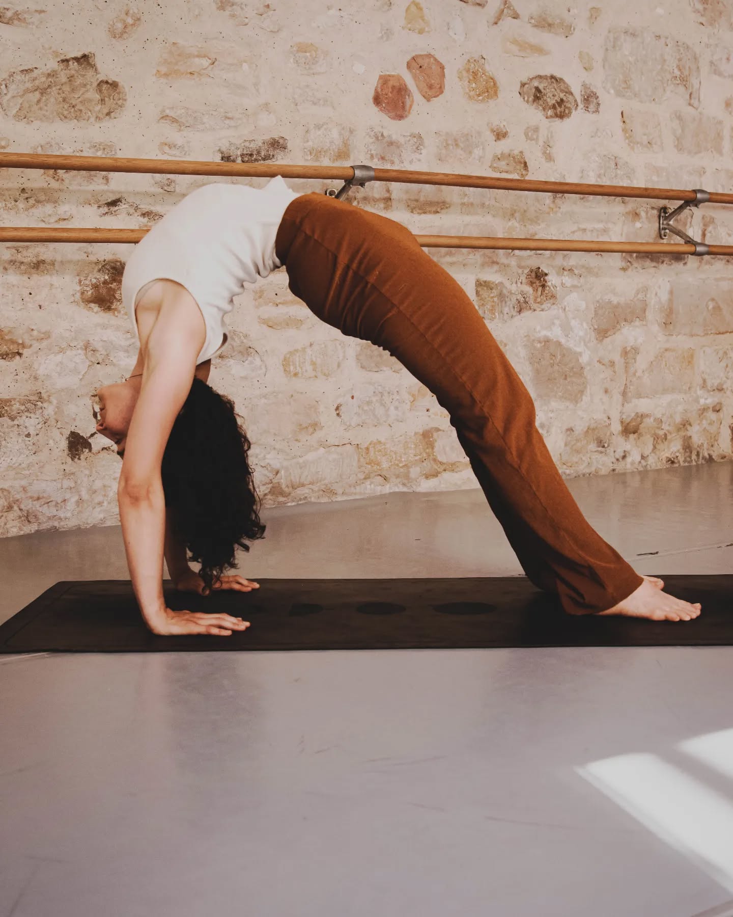 "Le changement est la seule constante dans la vie." - Héraclite
.
Y aller à cœur ouvert quand la peur aurait envie de nous retenir, de nous freiner, de prendre le dessus.
.
Se détacher de ce que l'on connaît pour continuer d'apprendre, de découvrir, de se découvrir demande de la patience, de l'observation, de la confiance.
.
Si la peur n'était pas là, que ferais tu aujourd'hui ? 🙃
@estellechouquaisphotographie
#changementdevie #oseretresoi #voyagevoyage #voyageinterieur #confiance #aventure #sudouestfrance #demenagement #nouveaudepart #yogateacher #yogaphotoshoot #Fanny.yogamayucha #selftrust