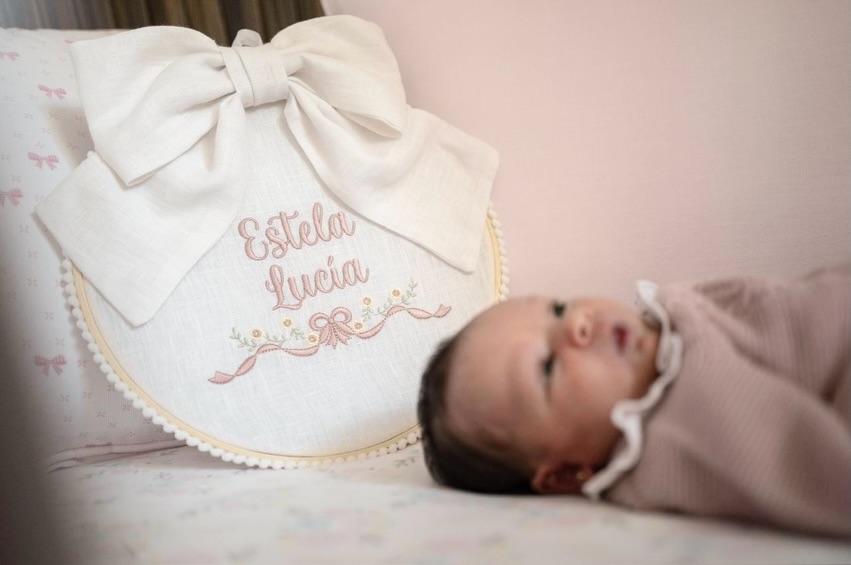 La llegada de un nuevo miembro a la familia merece ser celebrada con amor y dedicación. Bordados personalizados pensados especialmente para esta pequeña bebé, creando recuerdos únicos… porque puntada a puntada lo hacemos realidad.
Felicidades a los nuevos padres @ameliarodriguez95 y a los abuelos @lacocinita_rd ¡Gracias por compartir estas fotos hermosas con nosotros y hacernos parte de ustedes!