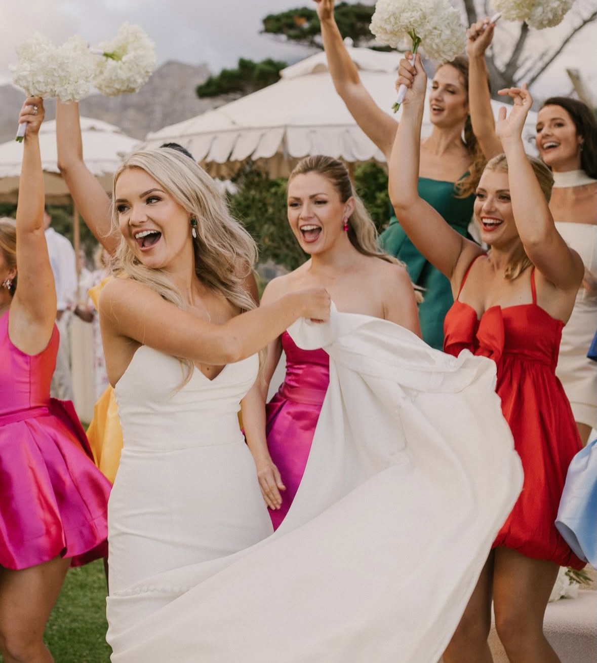 Summer weddings are in full swing! π weβre obsessed with this bright and colourful bridal party! π
πΈ @bronwyntodphotography
