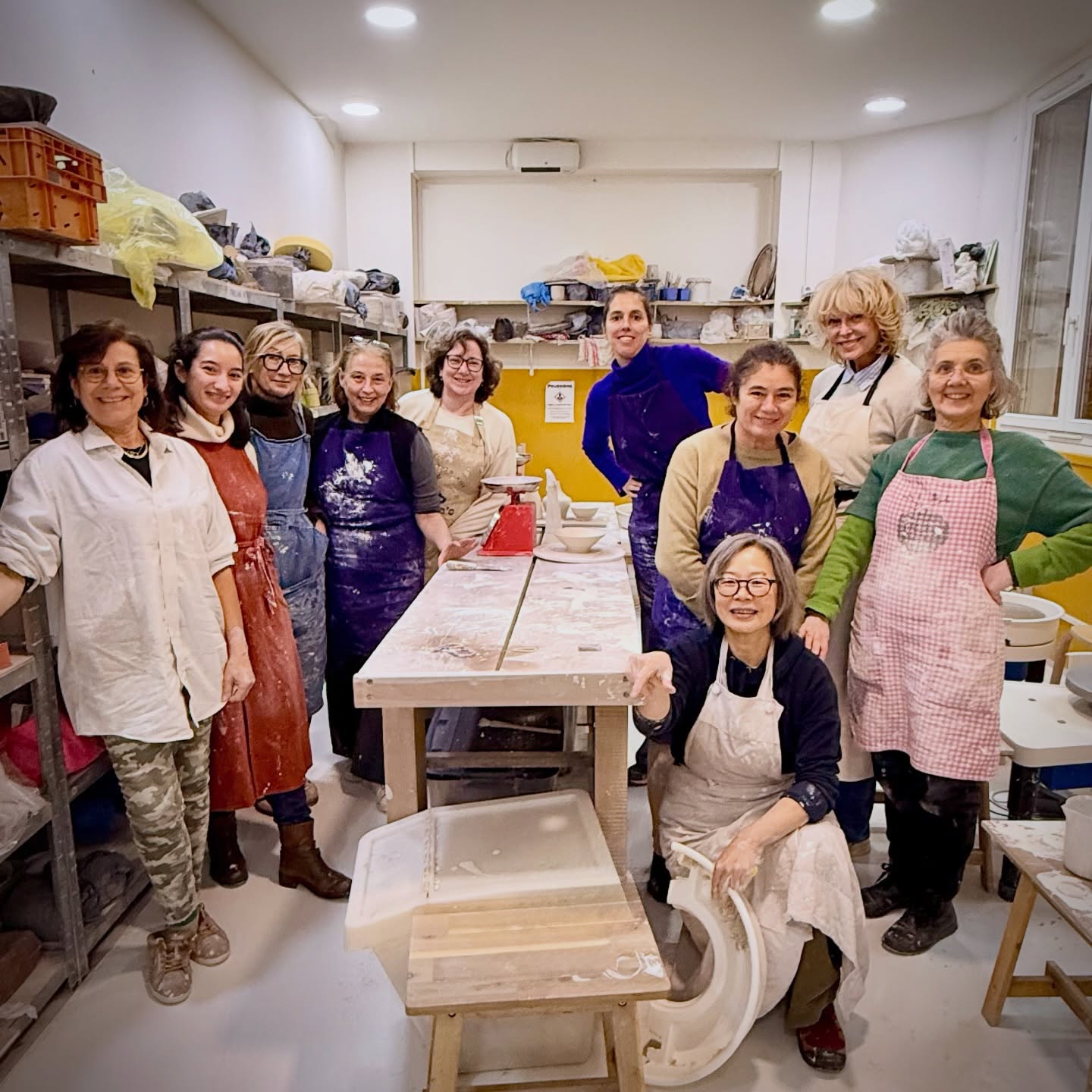 Dernier jour de stage tournage en porcelaine avec Hélène Lathoumetie.
Un immense merci à Hélène pour sa douceur, son regard unique et sa générosité !
Et un grand bravo à toutes les stagiaires pour leur belle énergie, leur curiosité et leur enthousiasme !