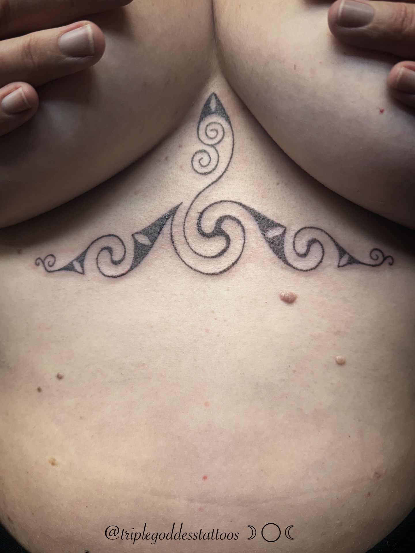 Such an honour to create this delicate shoulder, chest and sternum ornamentation on the most beautiful goddess.
-
The inspiration was to honour the Morrigan goddess of Ireland, associated with crows, with the La Tène style spiraling designs. Some of these historic designs are reminiscent of abstract animals shapes, so I incorporated some that reminded me of bird wings and beaks.
-
I learned an immense amount about this design style over the years by watching the incredible @sacred_knot_tattoo create, including the two sleeves he made for me in this style. So sometimes I look at my own arms for lessons from Sean as to how to construct this style with flow and in a way that, I hope, would make our ancestors proud. At least, that’s the goal everyday!
-
diolch yn fawr Sean!
-
#triplegoddesstattoos #latene #latenetattoo #celtictattoo #irishtattoo