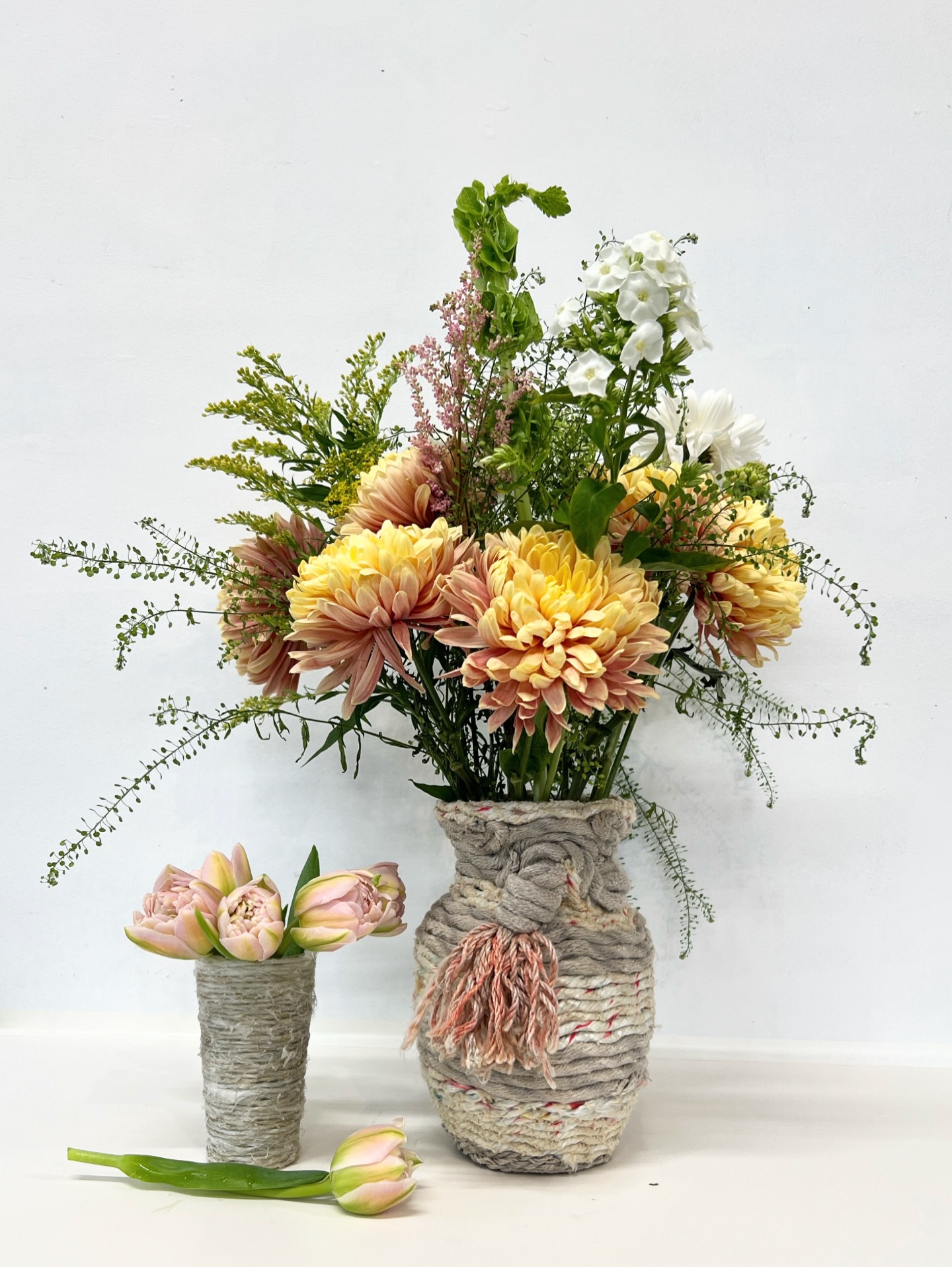 Valentineโs Day, but make it plastic-free ๐
These vases were made in the UpSculpt studio from recycled glass + reclaimed marine rope, then filled with flowers by @bantamblooms. Instead of buying new this year, try it at home: reuse glass jars or bottles, wrap with scrap rope, fabric, or twine, and turn what you already have into something beautiful!
Plastic-free Valentineโs tip: skip cellophane wrap, glitter, and plastic cards! Choose loose flowers, recycled paper, handwritten notes, or experiences. Small choices add up, and love looks better when it leaves a lighter footprint. ๐โค๏ธ
#UpSculpt #PlasticFreeValentines #ValentinesDay #RecycledArt #MarineDebris