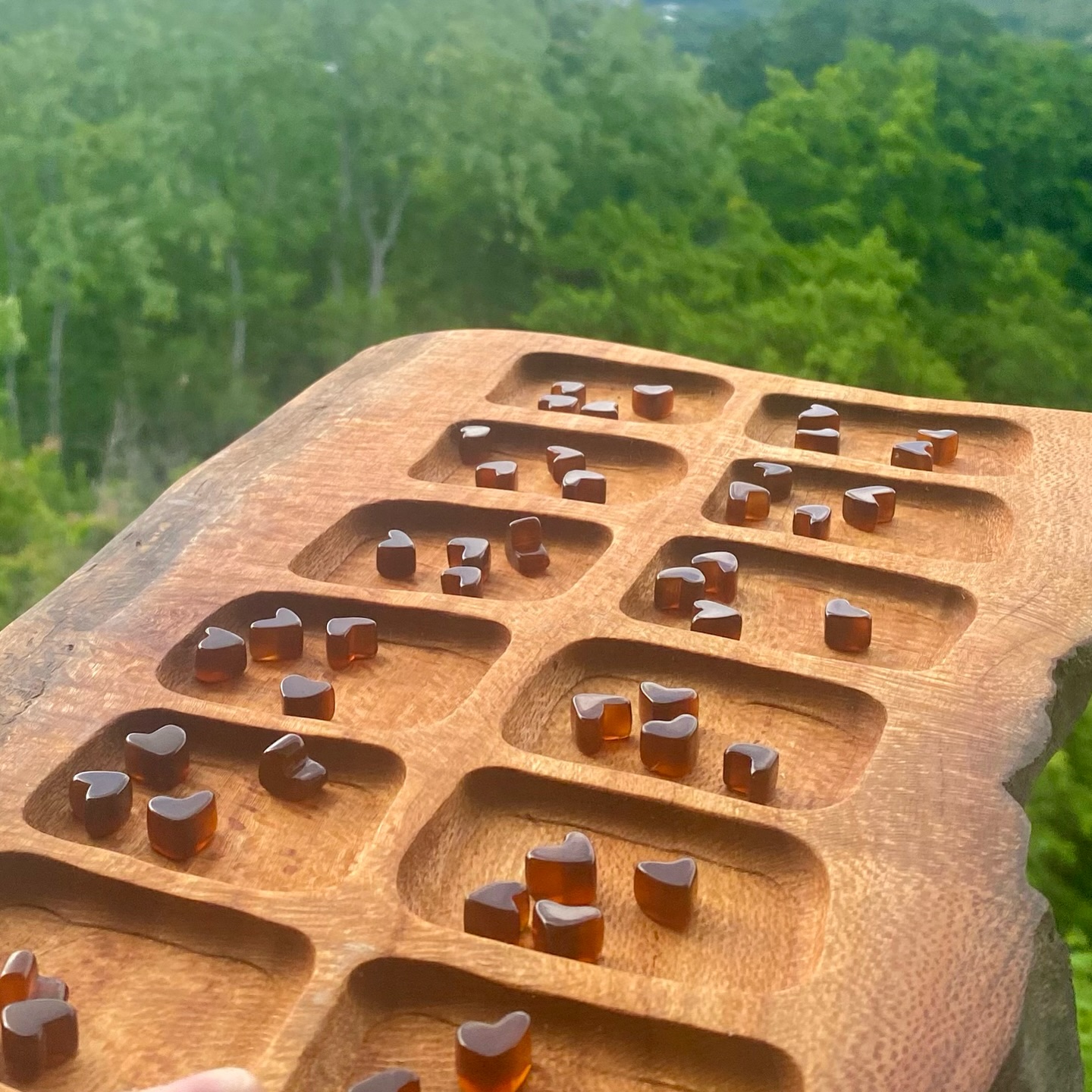 Ce jeu est disponible à la vente en 1 seul exemplaire unique ? ❤️
j’ai hâte d’avoir votre avis sur cette création 🙈
Jeu AWALÉ en collaboration avec @tony_grandin