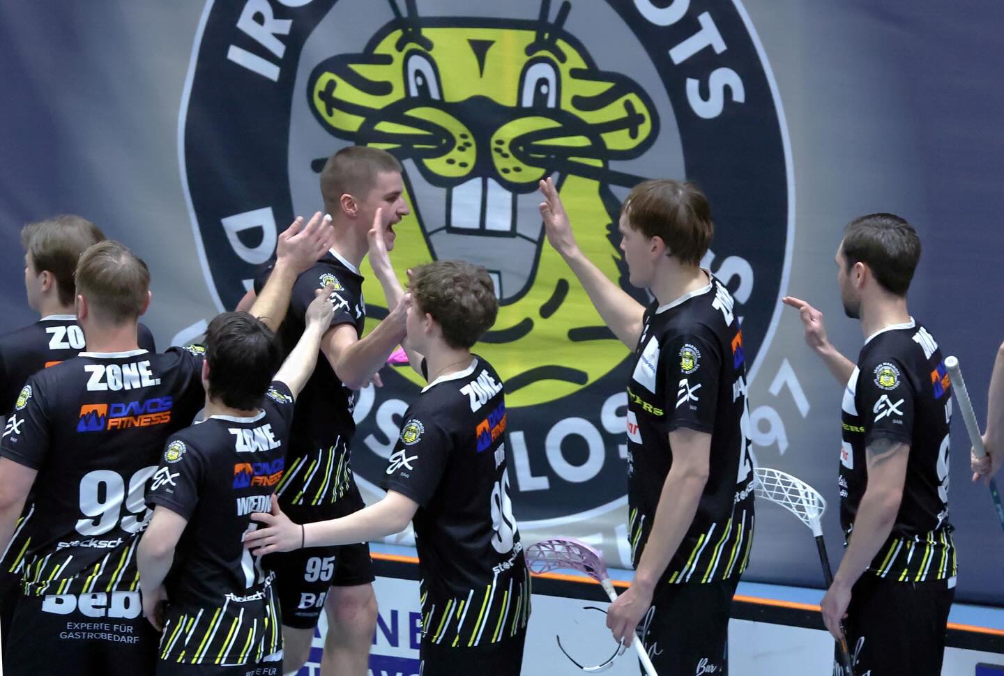 Wechselbad der Gefühle zum Qualiabschluss
Mit einer Doppelrunde kam die laufende Qualifikation zu einem Ende. Die Resultate hätten dabei kaum unterschiedlicher ausfallen können.
Am Samstag führte eine geschlossene Teamleistung zu einem souveränen 7:4 Heimerfolg gegen Grünenmatt. Nur 24 Stunden später stand jedoch eine 3:11 Klatsche gegen Fribourg zu Buche. Dieses Wochenende widerspiegelte die abgelaufene Saison ziemlich gut: Die guten Ansätze konnten einfach nicht konstant an den Spieltagen umgesetzt werden…
Die Erlangung dieser Konstanz gilt als nächste Herausforderung für uns im Hinblick auf die kommende Playout-Serie gegen ULA. Das erste Heimspiel dieser Serie wird am 7.3. in Davos ausgetragen. Kommt vorbei!