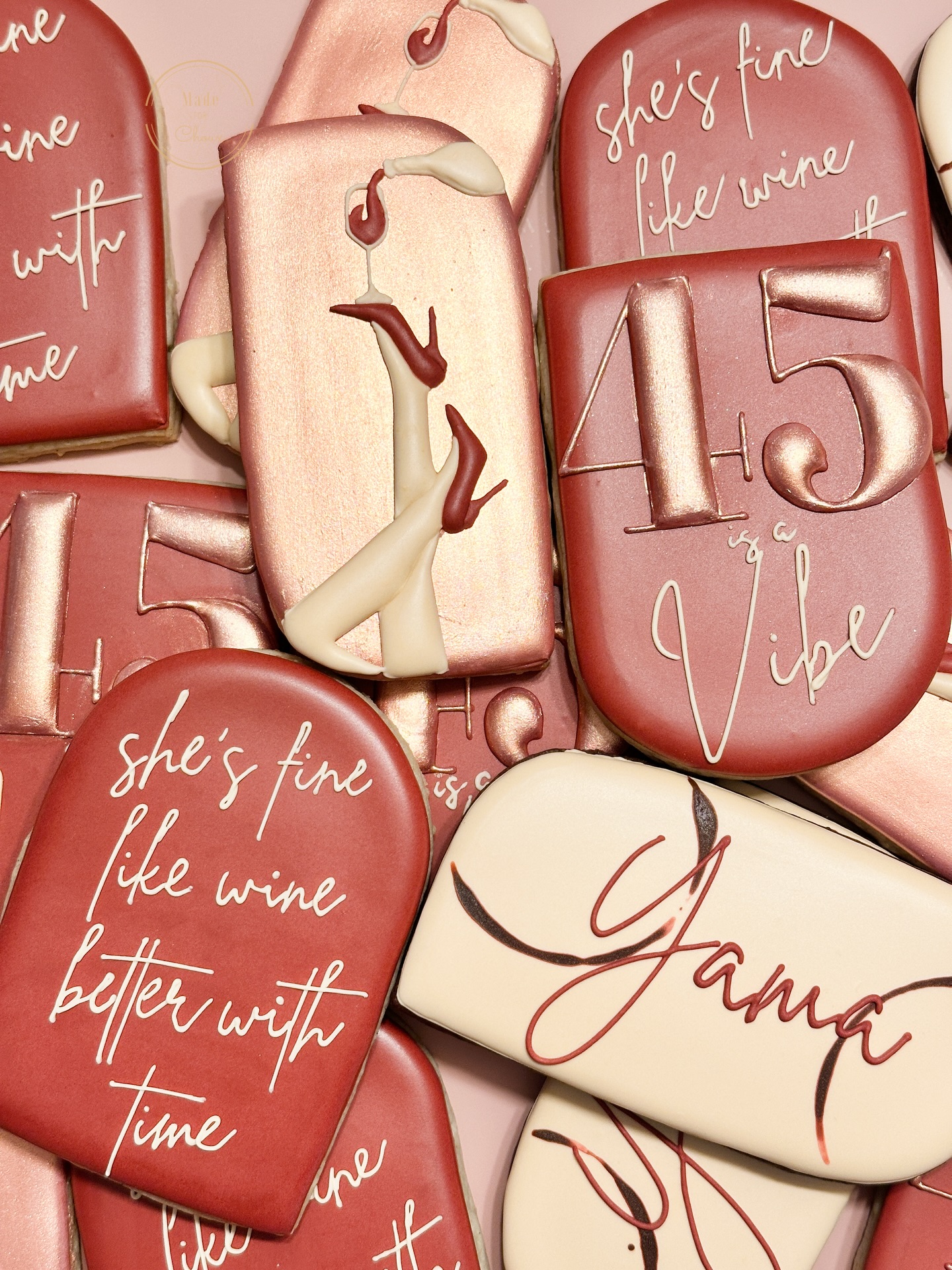 Forty-five, fabulous, and full-bodied. 🍷✨ Taking a cue from these beauties: life only gets better with time and a little bit of shimmer.
Yama I hope your 45th birthday celebration was such a vibe!
#birthdaycookies #winecookies #45isavibe #delawarecookies #middletownde
