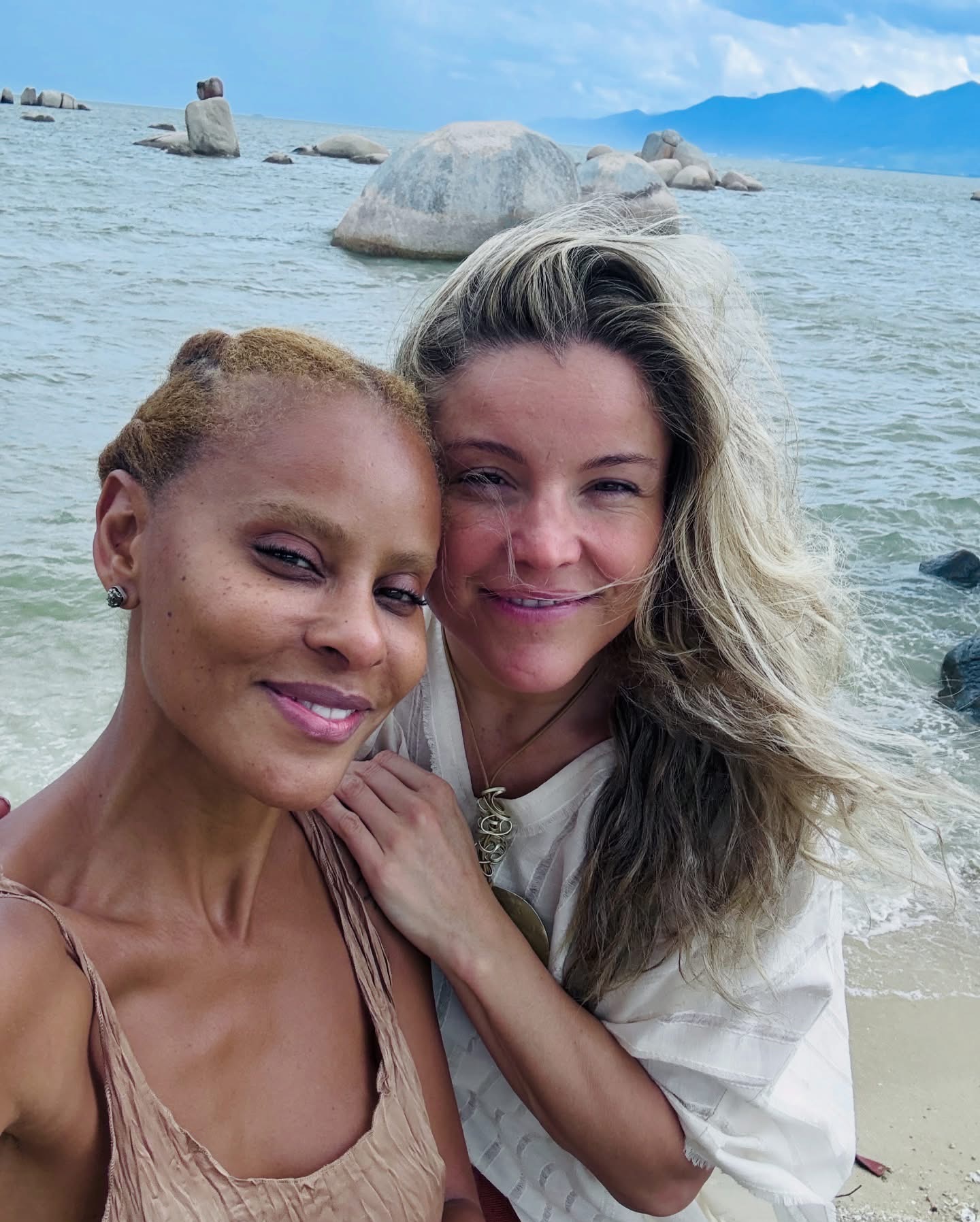 Feliz aniversário, Fantine! @fantinetho 💖
Que alegria celebrar você e essa amizade de quase 25 anos com nossa querida @alinewirley , construída com tantas histórias lindas — dentro do Rouge, fora dele e na vida. Uma conexão verdadeira, cheia de cumplicidade, carinho, risadas e aprendizados. Que este novo ano venha com novos desafios, conquistas ainda maiores e muitos sonhos realizados. Que a vida siga surpreendendo você, do jeitinho que merece. ✨💐
#alinewirley #fantinetho #felizaniversário #divas #gruporouge