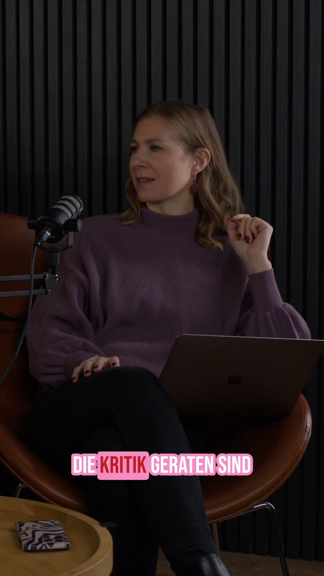 Letztes Jahr haben einige riesige Brands ihre TV-Spots komplett KI-generiert produziert und sich danach gewundert, warum die Kritik so laut war.
Aber wenn Konzerne mit Millionenbudgets anfangen, komplette Kampagnen (fast) ohne Kreative umzusetzen, stellt sich schon eine Frage:
Geht es hier wirklich nur um Innovation oder auch um Bequemlichkeit auf Kosten einer ganzen Branche?
Gerade die Unternehmen, die es sich leisten könnten, Agenturen, Filmschaffende und Kreative auszulasten, sollten hier doch Verantwortung übernehmen.
Technologischer Fortschritt ist wichtig.
Aber Haltung ist es auch.
Wie seht ihr das: Ist das einfach die logische Entwicklung oder haben große Marken eine Verantwortung gegenüber der Kreativwirtschaft?
Die ganze Podcastfolge findest du auf Spotify und YouTube (Links in Bio) 🎧
#keeprollin #podcast #marketingpodcast #KI #videotrends