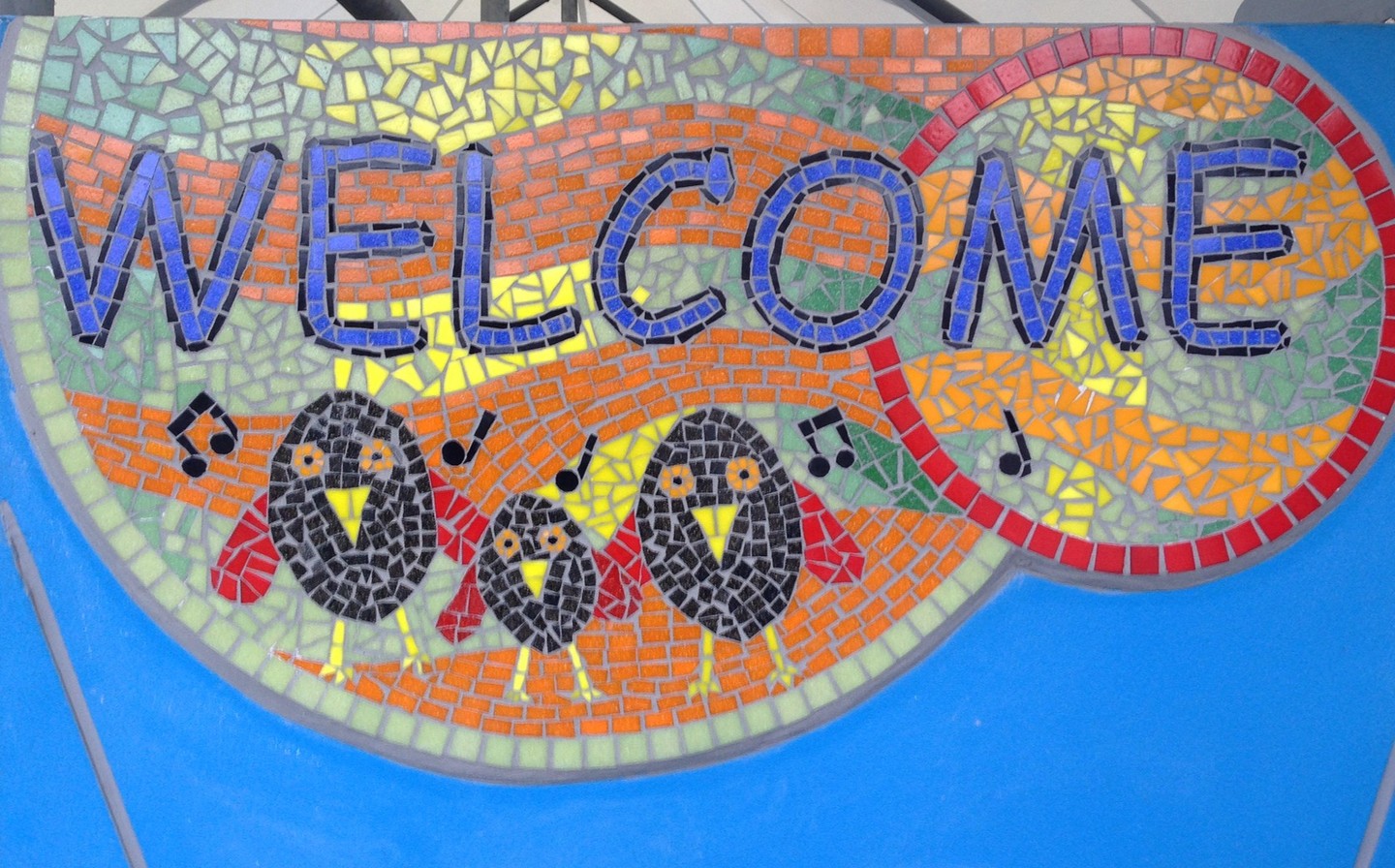 When you have a large area to cover mosaics are a fantastic way to do it. This blue wall was vast but by adding these mosaics in relief on the wall we added lots of colour and shapes to create a welcoming entrance for Rayleigh Primary School. The designs all reflect the rights of a child.
#largewallart #mosaicart #mosaicsforschools #handprints #primaryschool #primaryschoolart #rightsofachild #themosaicstudio #colourfulart