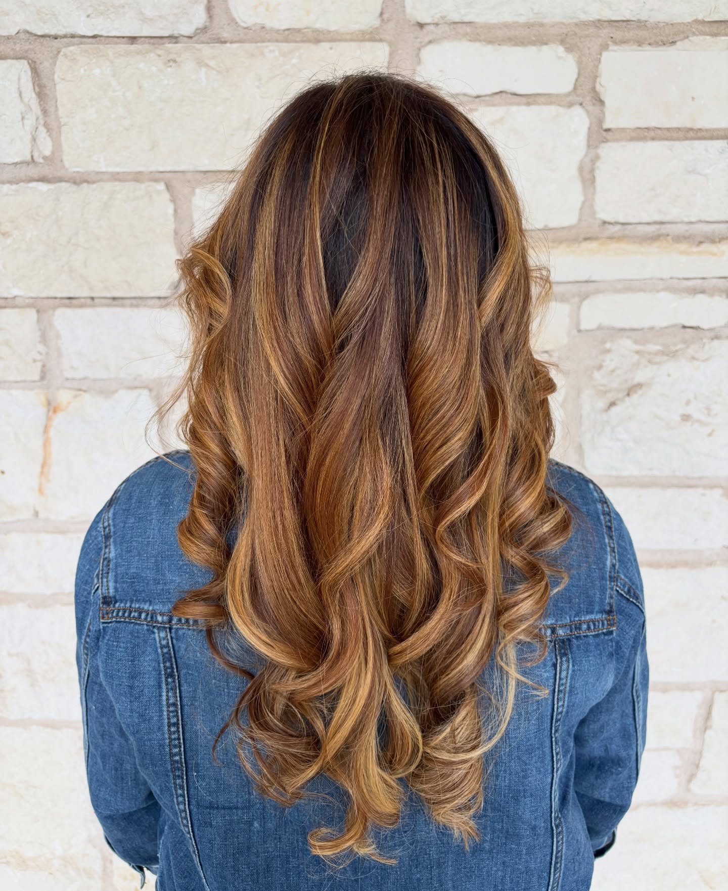 Valentine's Day may be over, but self-love is forever 💋
Treat yourself to a haircut or color with Vanessa and receive a complimentary botanical masque that adds shine, hydration, and repairs damaged hair ✨💦🧖🏽♀️
Call now to secure your time slot 💘