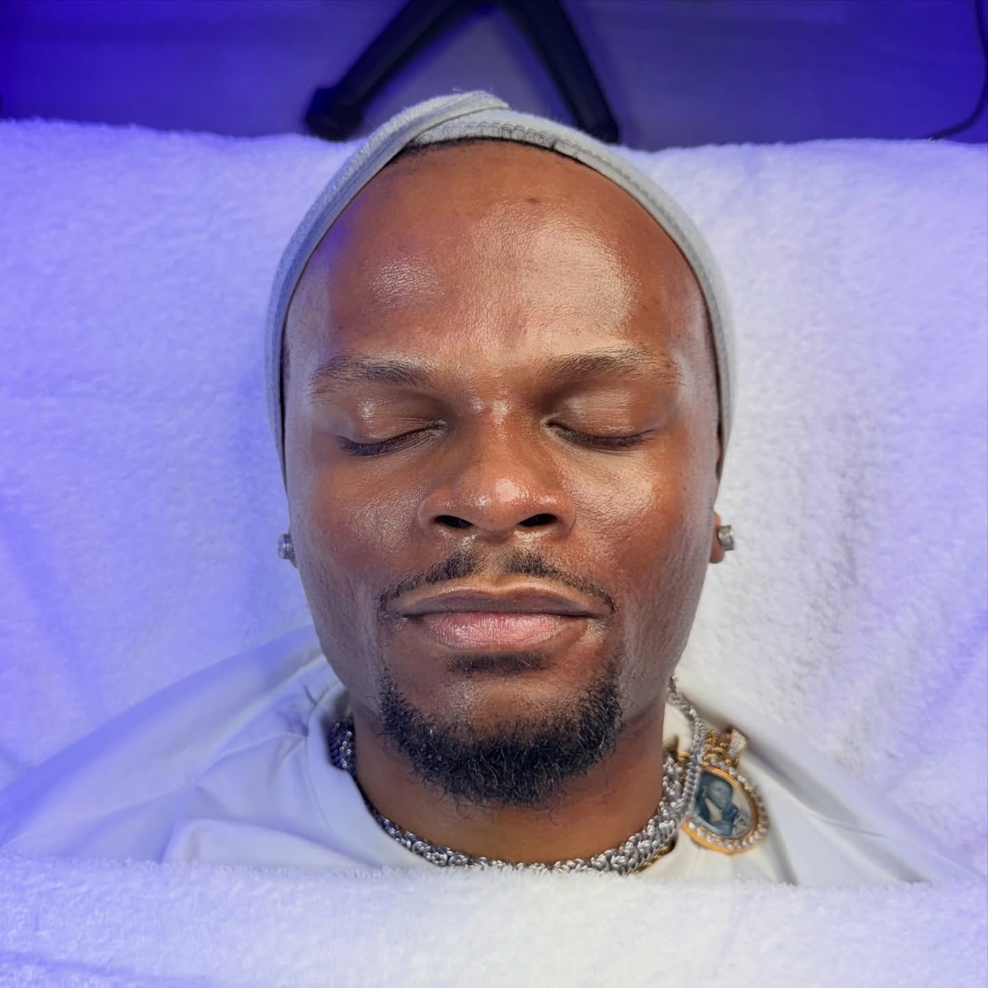 💙Real men get facials.🙌🏾
No filters. No gimmicks. Just results.
This is the after from our Crystal HydroDerm Duo — a powerful combo of crystal microdermabrasion + hydro dermabrasion that removes dead skin, clears clogged pores, smooths rough texture, and floods the skin with hydration.
If you deal with:
• Razor bumps
• Acne
• Oily skin
• Dullness
• Uneven texture
This treatment was built for you.
Skincare isn’t soft. Neglect is.
📍 Luminance Beauty & Body | Roswell, GA
Serving Roswell & Atlanta men who take their appearance seriously.
Ready for your upgrade? Tap the link in bio and book your Crystal HydroDerm Duo now.
#atlantaesthetician #hydrafacial #atlantaspa #mensskincare #mensfacial