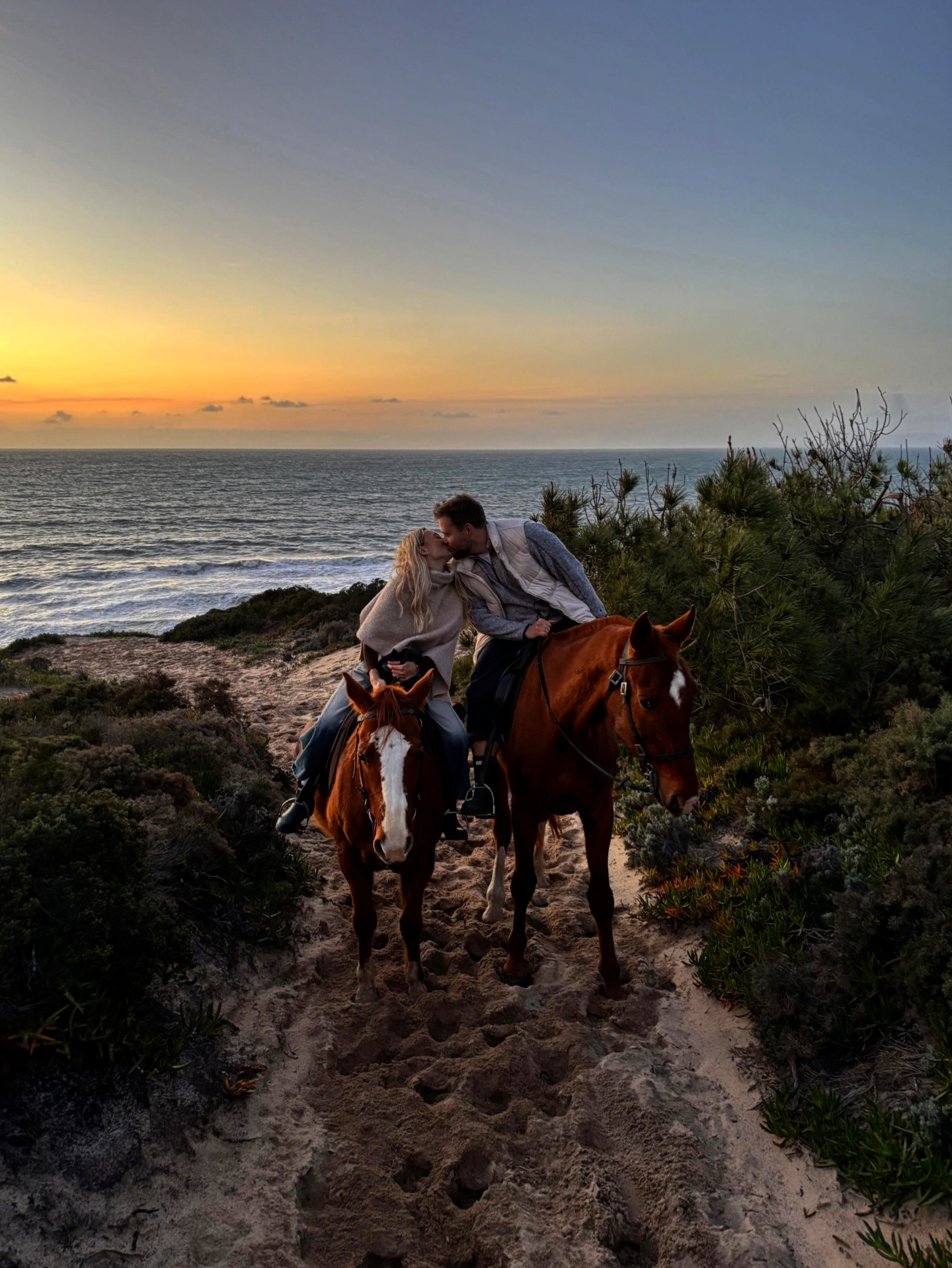 Celebrating love on horseback 🐎💘 Saturday was a magical Valentine’s ride for this beautiful couple, every stride unforgettable.
#valentinedays #horsebackriding #passeioacavalo #lisbonadventures