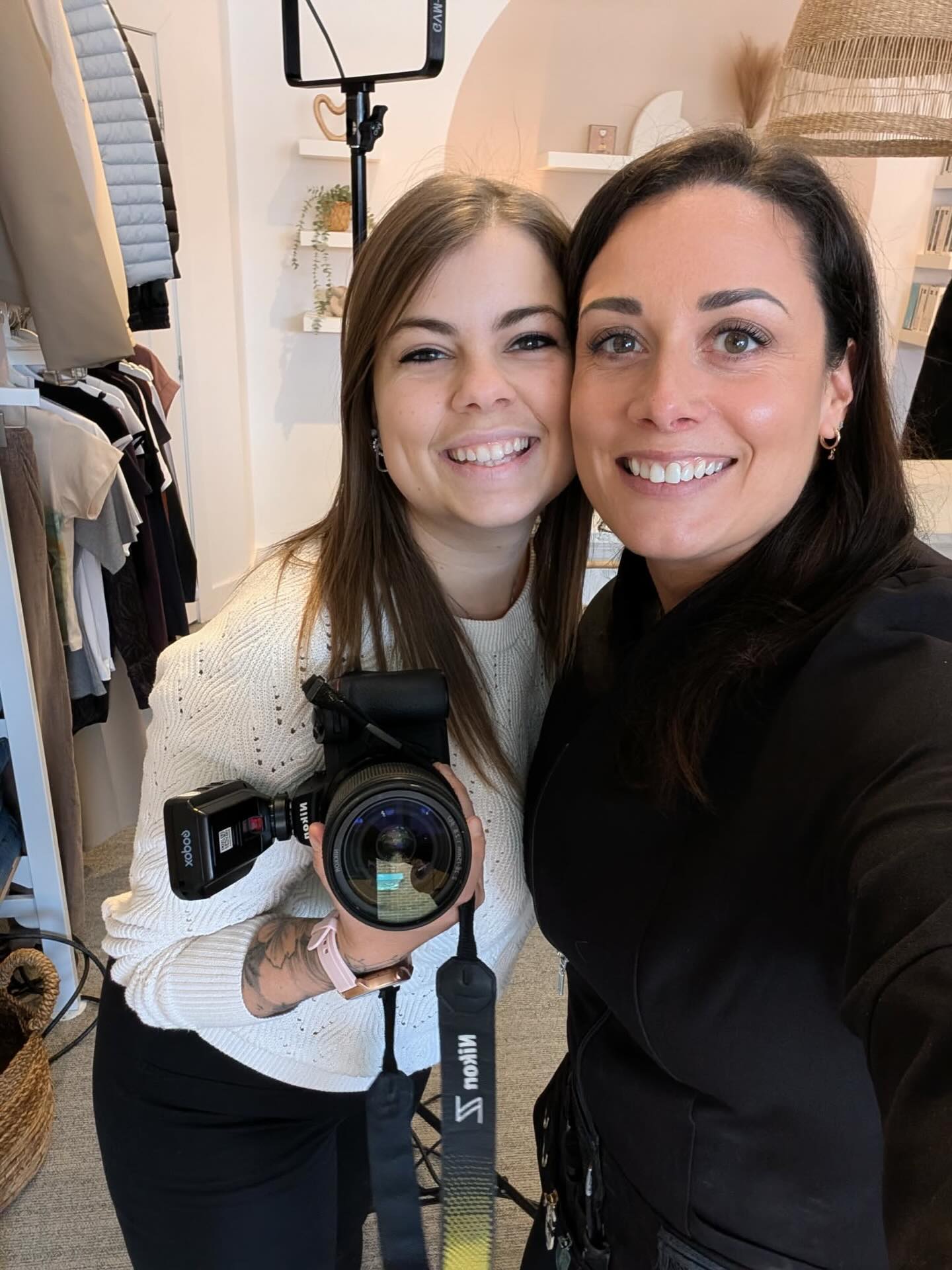Hier on travaillait ensemble pour rendre radieuse l’équipe de la @boutiquems.ca !
Bien hâte de vous montrer le résulat 😍📷💄