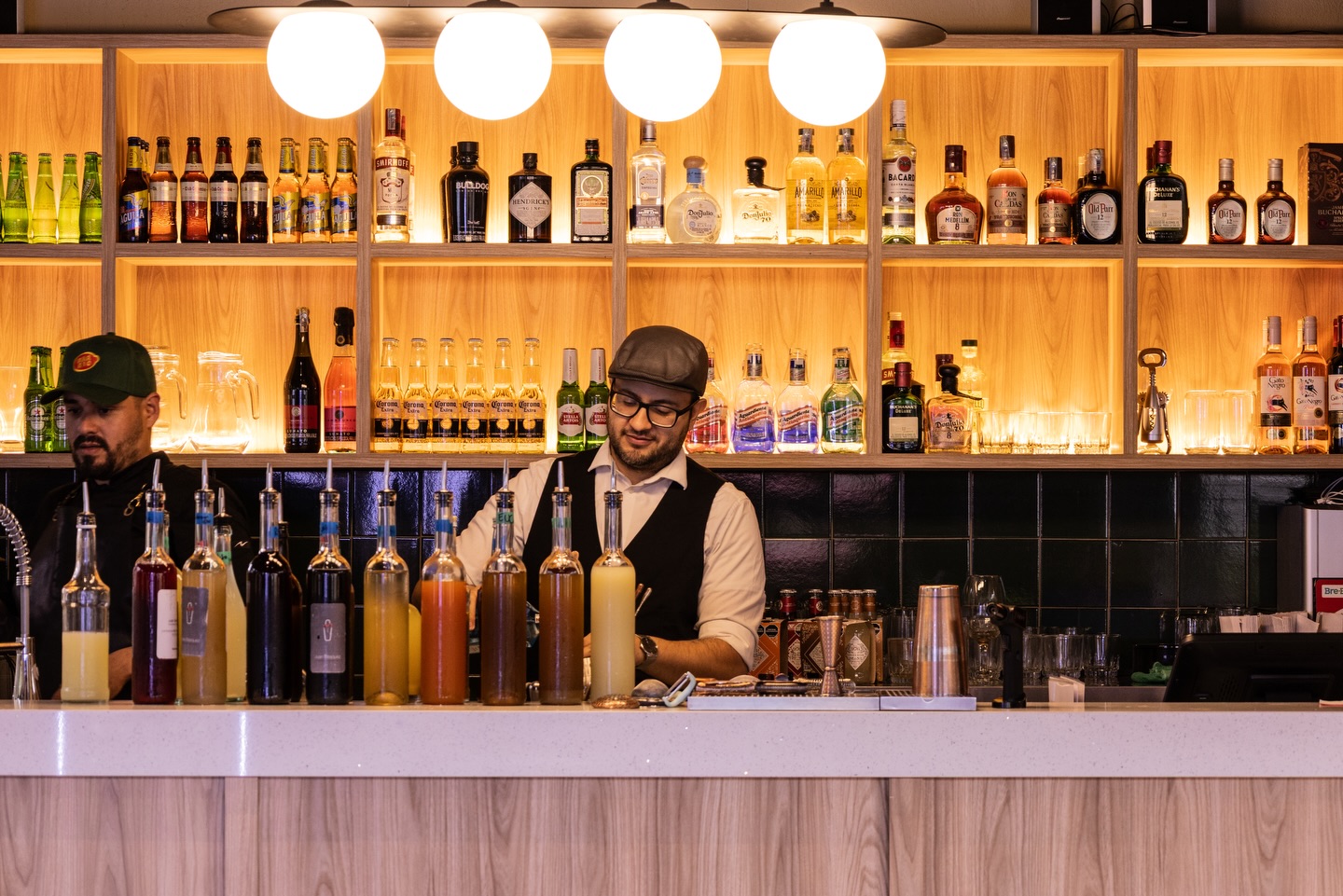 🍔 @barrio_burger Laureles.
▪️PR: @mariavalen___
📌Nota completa en Bloggaleriadearte.com
Hace poco acepté la invitación de conocer la sede de Barrio Burger en Laureles, y me encontré con una propuesta que, más allá de la comida, es un homenaje a nuestra identidad.