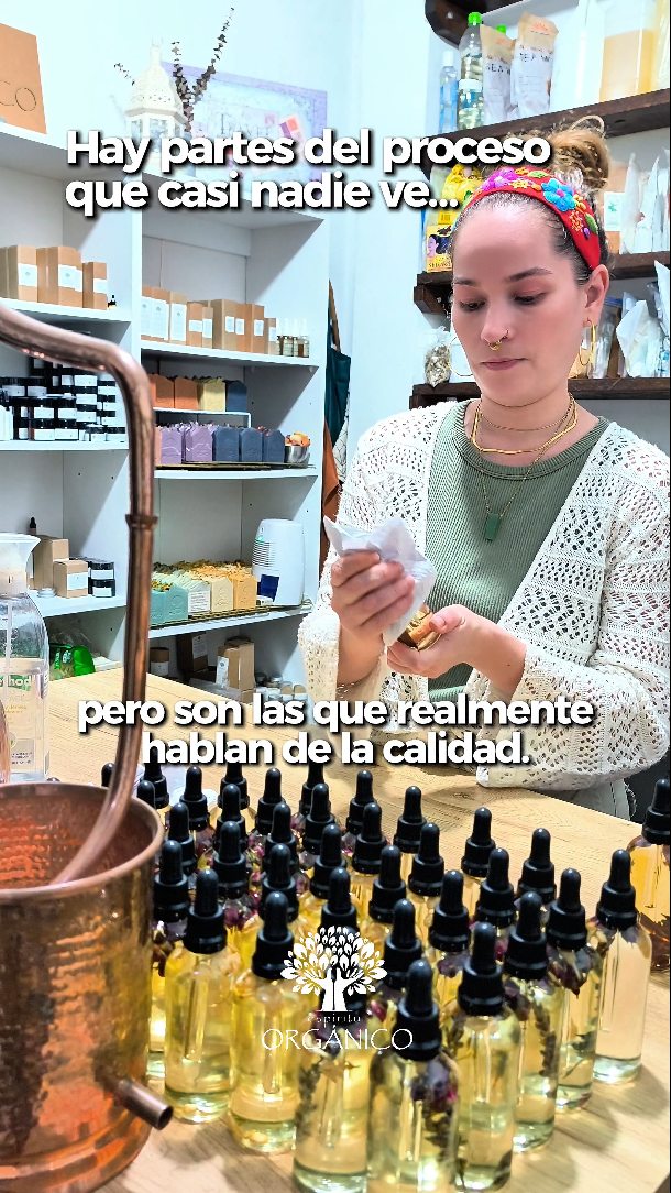 Ser una marca artesanal implica estar involucrada en cada etapa del proceso.
Nada sale sin pasar por revisión.
Nada se da por sentado, cada frasco, cada fórmula y cada detalle hacen parte de un trabajo consciente que busca coherencia entre lo que decidí y lo que hago.
No es producción en masa. Es producción con intención.
Y eso, aunque no siempre se vea, se siente cuando el producto llega a tu piel 💚🌿✨
#cosmeticanatural #artesanal #natural #organico #ecoamigable