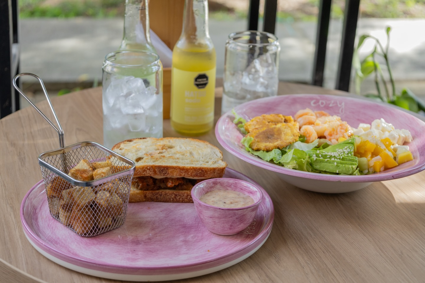 🍴 Festival @sanovidaconsciente
🥗Restaurante: @cozyensaladas
📌Nota completa en Bloggaleriadearte.com
Cozy está participando en la categoría de menú de $26.900 (Antes $50.500). En esta categoría probamos el Sánduche Artesanal de Bolitas de Carne. El pan de masa madre tiene la textura ideal, y el toque de la salsa chipotle con la cebolla caramelizada es de otro nivel. Pide siempre las salsas de la casa son una delicia (cilantro y la de tocineta ahumada)