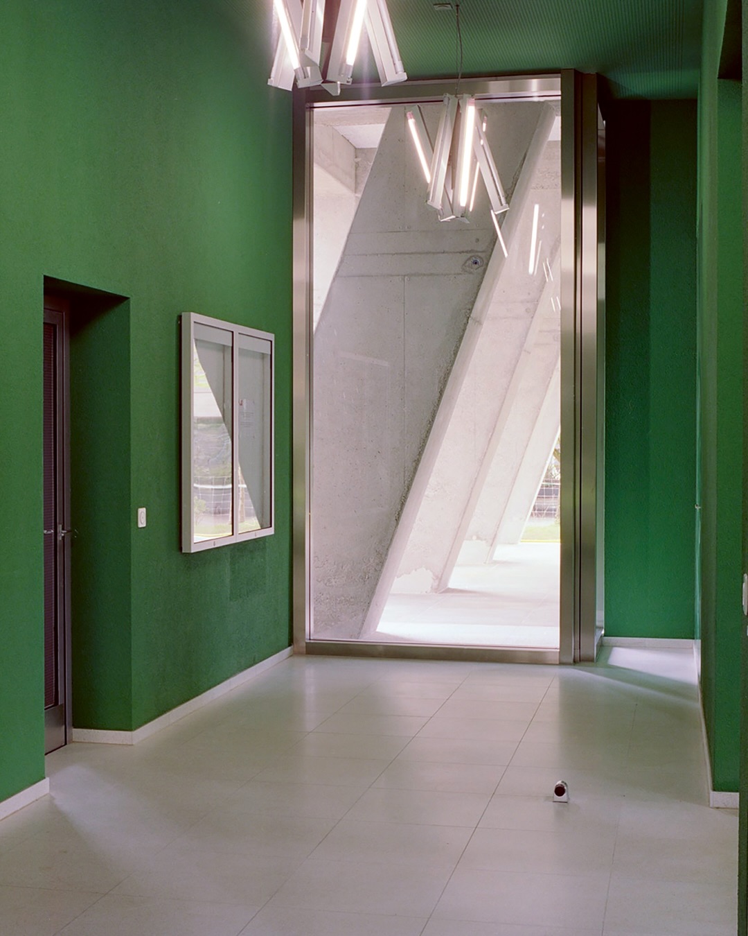 «Selten war es so schön, über Bauphysik und Haustechnik zu lesen, weil diese beiden Disziplinen hier nicht als Spezialgebiete des Bauens, sondern als immanenter Teil der Architektur beleuchtet werden» Magazin werk, bauen + wohnen
Architektur Klima Atlas. Klimabewusst entwerfen in Forschung, Lehre und Praxis
Ein herausragendes praxisorientiertes Handbuch zu Klimafragen in der Architektur, von historischen Referenzen bis zu den Herausforderungen des klimaneutralen Bauens heute
***
Herausgegeben von Jürg Graser, Astrid Staufer und Christian Meier
@zhaw.archbau
Gestaltet von Norm, Zürich
@norm_zurich
#zhawarchitektur #parkbooks #handbuch #konstruktivesentwerfen #klimagerechtbauen