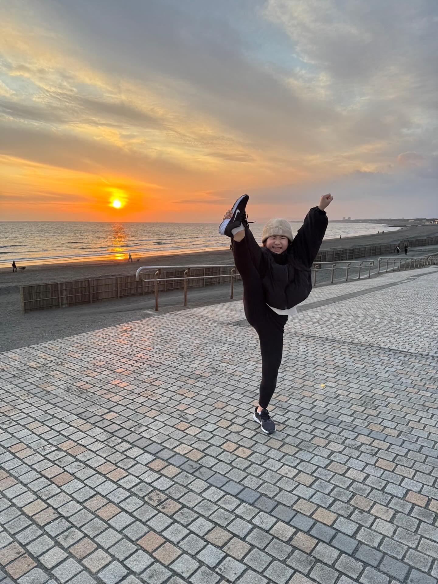 
🌈✨その子の「やりたい!」を一番に✨🫧
🩷「体が柔らかい」
🩷「ダンスが大好き」
🩷「新しいことに挑戦してみたい」
きっかけは、なんでもOKです🎀💫
レインボーでは、お子様一人ひとりの
“今”と“個性”を大切にした指導を心がけています🌷🧡
🌅✨この写真のような見事なY字バランス!
でも、最初からできる子ばかりではありません🫶🏻
🌱その子のペースに合わせて
✨得意を伸ばし
✨苦手にも寄り添い
少しずつ「できた!」を積み重ねていきます💎💫
チアを通して身につくのは、技術だけではありません🌈🎀
✔️ 挨拶・礼儀・身だしなみ 🎗️
✔️ 仲間と協力し、最後までやり抜く力 💪🏻✨
✔️ 幼少期に大切な運動能力の向上 🩰🌼
うちの子にできるかな?🫧
そう思ったら、まずは体験へ🎉🩷
小さなお子様も
ポンポンを持って踊る楽しさからスタートできます🦄✨
新しい仲間に出会えるのを
楽しみに待っています🫶🏻🌈💖
#レインボースターチア #チアダンス #チアリーダー #藤沢チアダンス #鎌倉チアダンス