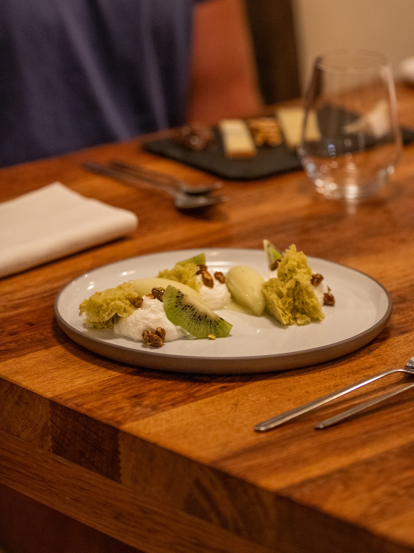 Fraîcheur, douceur et gourmandise : le kiwi s’associe à la pistache pour une fin de repas tout en légèreté 🥝
‣ Réservez votre table sur www.larazur.fr