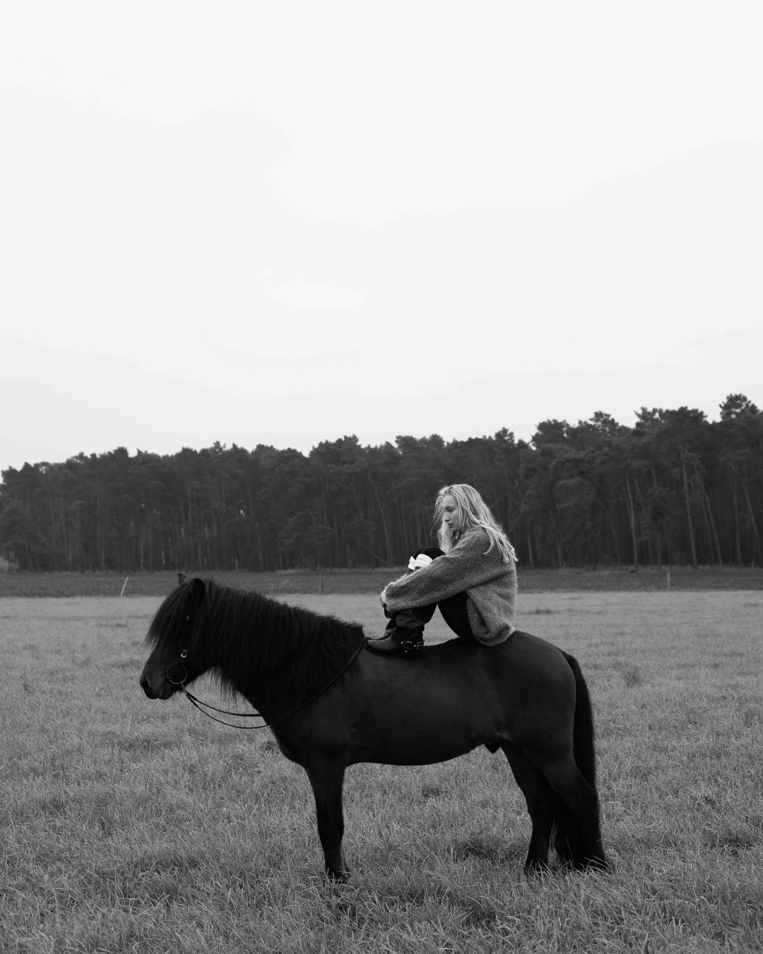 „Erwachsenwerden ist einfach weird“ aus dem Interview mit Schauspielerin @helena.zengel.official für die neue @hotline_magazine Ausgabe #5.
Interview: Maxine Schall
Fotografie: Kerstin Jacobsen
Styling: Jule Drenker, Luis Schöll, Maxine Schall