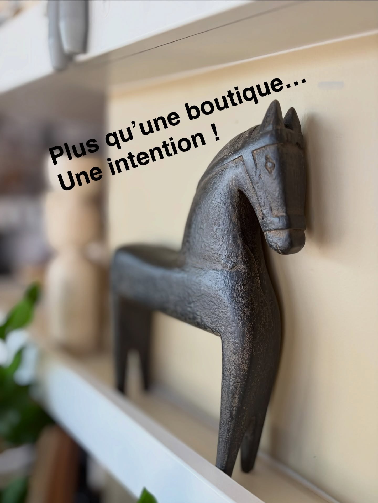 ✨ Plus qu’une boutique. Une intention.
À L’atelier idéco – Espace créatif, chaque accessoire que vous découvrez ici a été choisi avec soin.
Pas pour remplir des tablettes.
Mais pour raconter une histoire.
Notre mission?
Vous aider à créer un intérieur qui vous ressemble, qui vous apaise, qui vous inspire… et qui vous accueille vraiment.
Un vase peut transformer une console.
Une lampe peut réchauffer une pièce.
Un simple objet peut devenir le point de départ d’un décor entier.
Notre atelier-boutique est un lieu vivant :
• un espace où l’on imagine
• où l’on ose
• où l’on agence
• où l’on trouve le petit “wow” qui fait toute la différence
Que vous soyez en plein projet de rénovation ou simplement en quête d’un détail qui élève votre quotidien, nous sommes là pour vous guider avec cœur, rigueur et créativité.
Passez nous voir. Touchez les textures. Mélangez les matières.
Laissez-vous inspirer.
Parce qu’un intérieur, ce n’est pas juste beau.
C’est ressenti. 🤍
Sans rendez-vous:
Jeudi et vendredi 9:30 à 17h
Tous les autres jours sur rendez-vous
(450)227-2291
Brigitte@ideco.ca