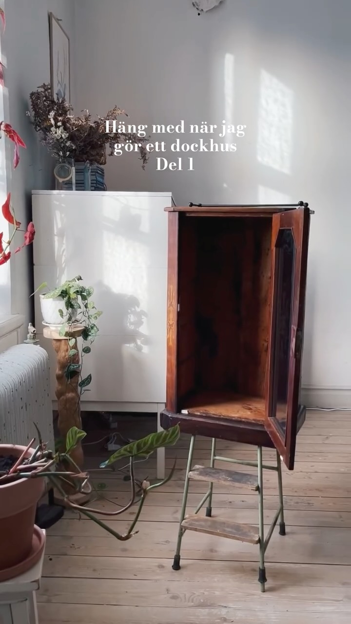 Del 1 av mitt sidoprojekt dockhus till Sonja🌞 jag fyndade detta skåp i höstas och nu har jag äntligen börjat renovera det! Tanken är att använda så mycket återbruk och sådant jag redan har som möjligt, så jag ska bland annat fixa till massa loppisfyndade dockhusmöbler!