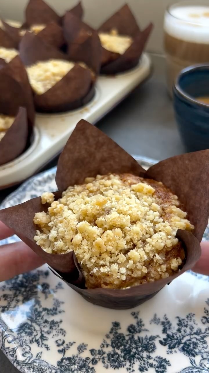  מאפינס
גזר פירורים ומתכון של לגזור ולשמור
מאפינס גזר רכים ועסיסיים עם פירורים,המאפינס אווריריים, נימוחים ועסיסיים בטירוף
.החלפתי חצי מכמות השמן ביוגורט יווני, מה שנותן רכות מושלמת, לחות שנשמרת ואיזון טעמים מדויק. הפירורים הפריכים מעל מוסיפים קראנץ׳,וציפוי היוגורט וניל בציפוי חלומי.
אני מכינה כמות, מקפיאה, וכשמתחשק שולפת אחד, מחממת
פינוק מושלם לצד הקפה.
בשיתוף דנונה
למתכון:
130 גרם סוכר לבן (¾ כוס + כף)
40 גרם סוכר דמררה (¼ כוס)
2 ביצים L בטמפרטורת חדר
70 גרם יוגורט יווני דנונה (חצי מכל)
80 מ״ל שמן (1/3 כוס)
2 גזרים גדולים מגוררים דק (150 גרם)
40 גרם אגוזי פקאן טבעיים קלויים קצוצים (⅓ כוס)
105 גרם קמח לבן או כוסמין (¾ כוס)
1 כפית קינמון
1 כפית אבקת אפייה
חצי כפית סודה לשתייה
קורט מלח
אופציה לשדרוג (כפית גרידת תפוז)
לפירורים:
4 כפות קמח
2 כפות סוכר חום דמררה
30 גרם חמאה קרה חתוכה לקוביות קטנות
לציפוי יוגורט:
100 גרם יוגורט יווני
רבע כפית מחית וניל
4 כפות אבקת סוכר
אופן הכנה:
מחממים תנור ל־170 מעלות טורבו.
מרפדים תבנית אינגליש קייק אחת או 9 שקעים של מאפינס.
בקערה גדולה טורפים היטב ביצים, סוכר לבן וסוכר דמררה עד שהתערובת מעט בהירה
מוסיפים שמן ויוגורט יווני וטורפים לאיחוד
מוסיפים גזר מגורר, אגוזי פקאן ואם משתמשים גרידת תפוז, ומערבבים
בקערה קטנה מערבבים קמח, קינמון, אבקת אפייה וסודה לשתייה
מוסיפים את היבשים לקערה עם הרטובים ומערבבים רק עד איחוד, בלי לערבב יתר על המידה.
לפירורים:
בקערה קטנה שמים קמח, סוכר דמררה וחמאה קרה
מועכים עם האצבעות עד שמתקבלים פירורים דקים
מעבירים את הבלילה לתבנית אינגליש קייק או מחלקים ל9 מאפינס.
מפזרים מעל פירורים בנדיבות.
אופים
מאפינס :20–25 דקות
אינגליש קייק :40–45 דקות
עד שקיסם יוצא עם פירורים לחים
תלוי בעוצמת התנור חשוב לבדוק אחרי 20 דקות אפיה.
מצננים לחלוטין.
ציפוי יוגורט
מערבבים יוגורט יווני, מחית וניל ואבקת סוכר עד לציפוי חלק
מורחים מעל המאפינס או העוגה.
הציפוי מתייצב אחרי קירור.