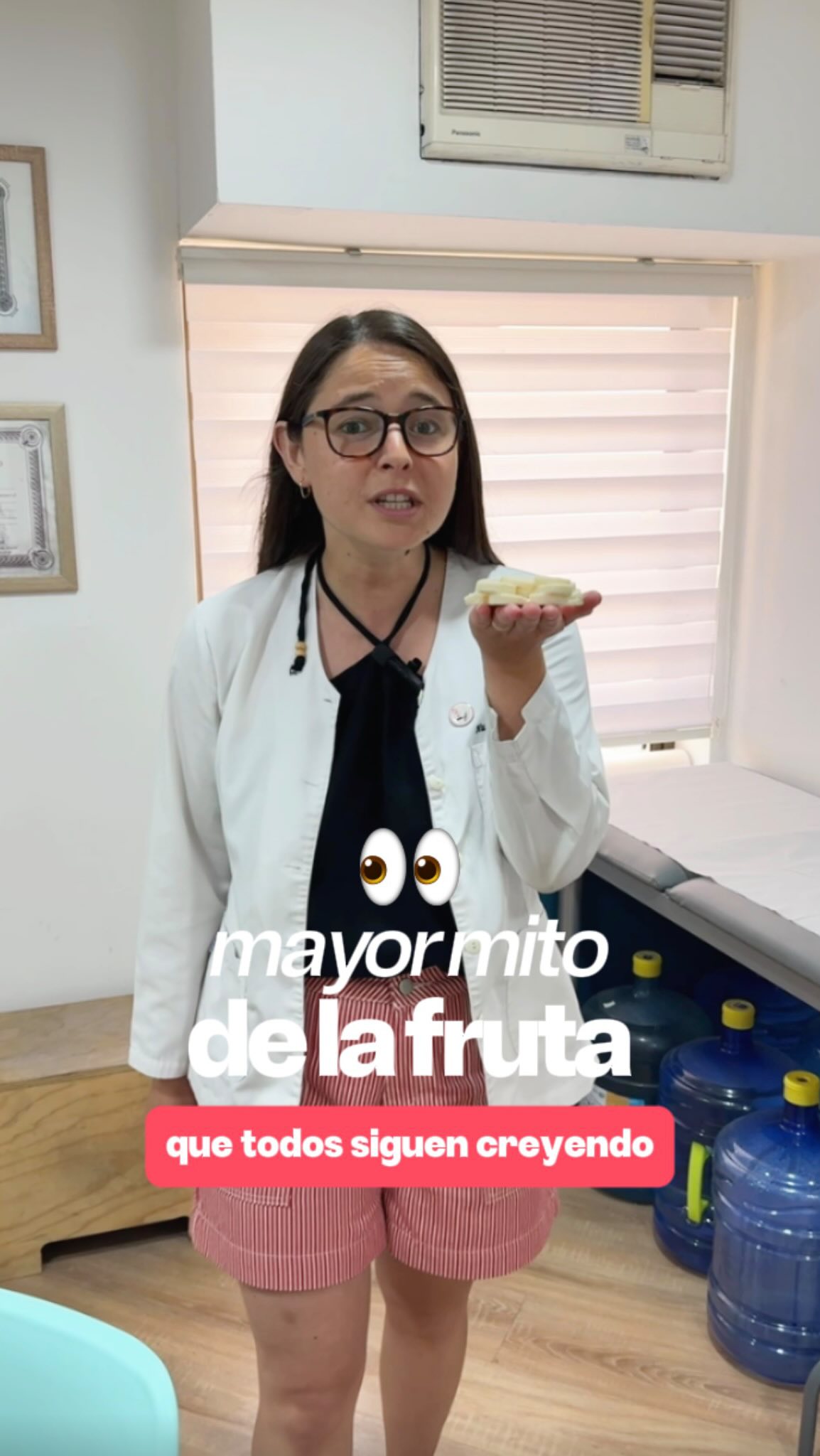 🍎 La fruta no es el problema.
Durante años se instaló la idea de que “la fruta engorda” por su azúcar… y muchas personas empezaron a evitarla innecesariamente.
Pero cuando miramos el contexto completo, la historia cambia: la fruta aporta saciedad, nutrientes y ayuda a que el proceso sea mucho más sostenible.
💡 Quitarla por completo suele aumentar la ansiedad y hacer más difícil mantener un plan a largo plazo.
En Vilboplaner creemos en estrategias realistas, no en prohibiciones extremas.
Porque bajar de peso no se trata de eliminar alimentos, sino de aprender a incluirlos con criterio.
📌 Guarda este reel si alguna vez dudaste antes de comer fruta. #vilboplaner #fruta #mitosalimentarios