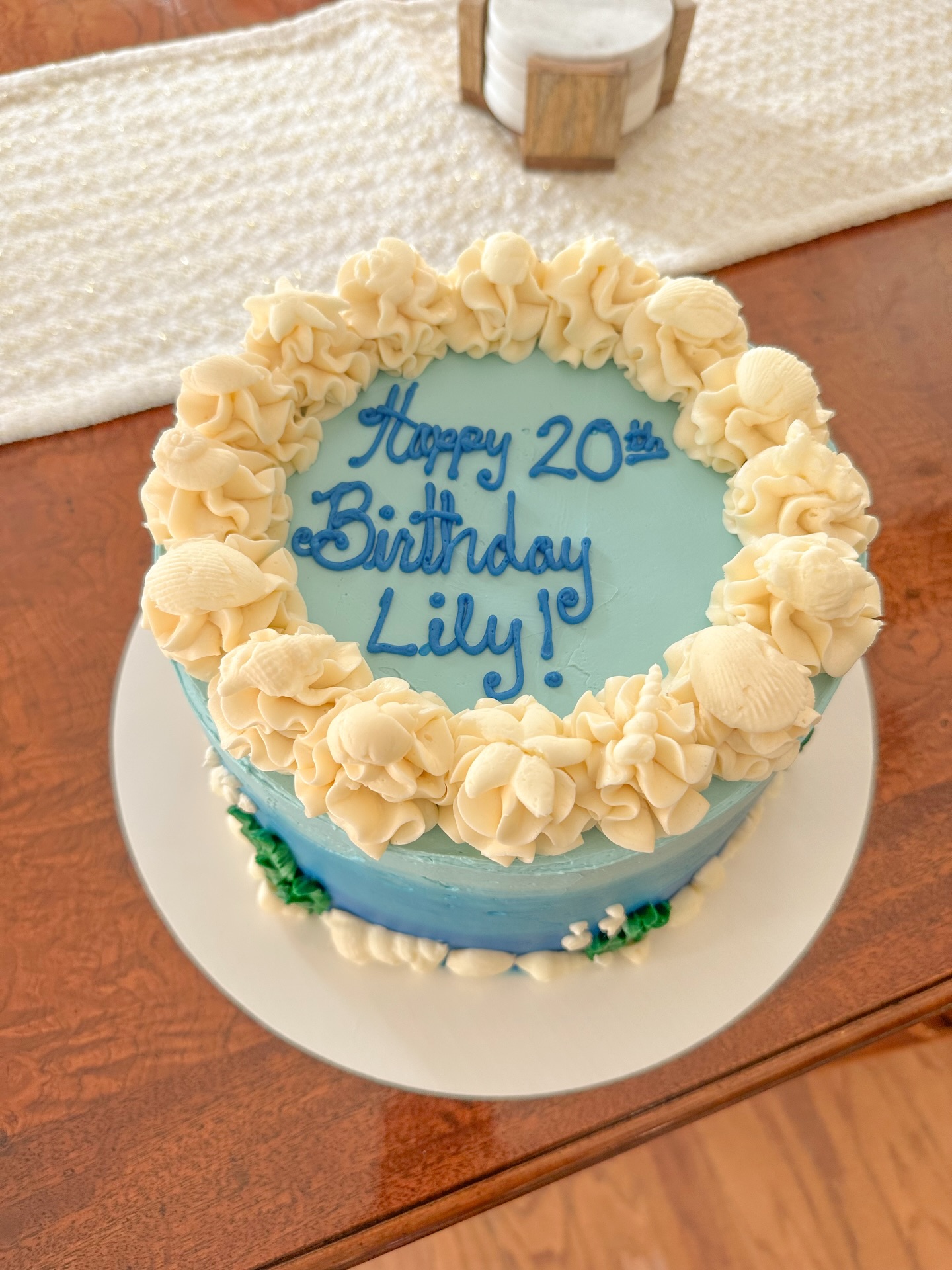 Made this fun marine-themed cake for a coastal biology major celebrating her 20th birthday! This Mazie Hirono cake was decorated in ombré blue to represent the ocean, with frosting kelp and frosting seashells around the cake. Paired with the coconut pineapple flavor, this cake would definitely transport anyone to Hawaii! 🥥 🍍 🍰
•
•
•
•
•
#HomeBakery #SmallBusiness #WomanOwned #Homemade #Davis