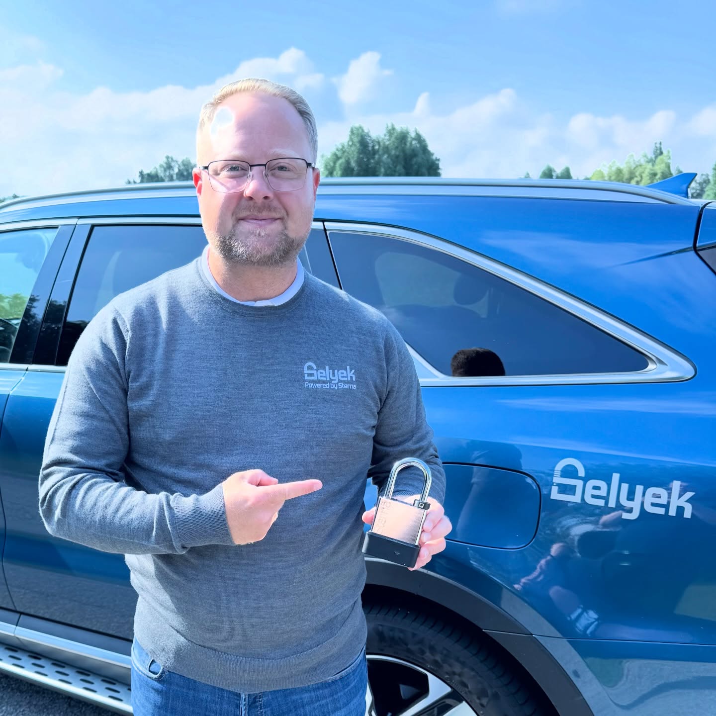 NYHET 👈🏻
Vi lanserar nu en helt ny produktlinje – elektroniska hänglås för professionella miljöer 🔒
Den nya serien kombinerar robust mekanisk konstruktion i härdat stål med modern, krypterad Bluetooth-kommunikation (BLE). Resultatet är en flexibel och säker låslösning för verksamheter som kräver kontroll, spårbarhet och enkel administration.
🔐 Öppnas via mobilapp – ingen licensavgift
📊 Full händelselogg med komplett spårbarhet
👥 Smidig användaradministration – lägg till och ta bort behörigheter direkt i appen
🔒 AES 256-bitars kryptering
🌧 IP65-klassad och byggd för tuffa miljöer (-20 °C till +65 °C)
🔋 Upp till 18 månaders batteritid (CR2) + USB-C för extern starthjälp
🔄 Trådlösa firmwareuppdateringar (OTA)
Användningsområden inkluderar:
• Byggarbetsplatser – containrar, bodar, hissar, grindar
• Drift- och underhållsinfrastruktur
• Försvar och säkerhetsklassade miljöer
• Butiker, förråd och portar
• Delad åtkomst där en låser och en annan öppnar
Det här är en skalbar och framtidssäker lösning för organisationer som vill kombinera fysisk säkerhet med digital kontroll.
Vill du veta mer? Hör av dig till oss 🤙🏻