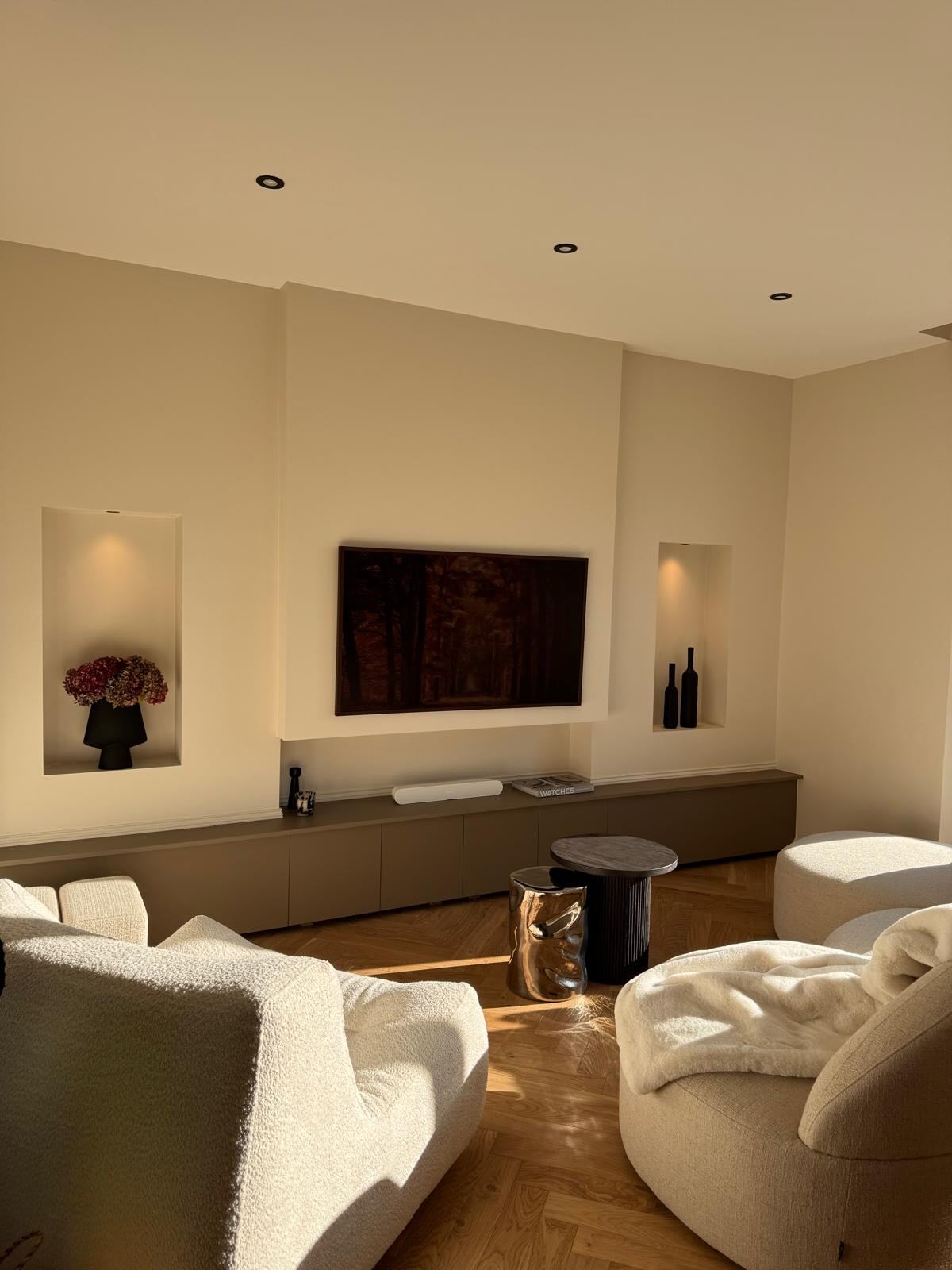 Rénovation d’un appartement historique au cœur de Chambéry 🏛️
L’équipe de 2JPRO Carrelage a réalisé ce sol en bâton rompu ainsi qu’une salle de bain en effet pierre. Pour un rendu authentique et élégant, en respectant le cachet du lieu.
2JPRO Carrelage, c’est aussi la pose de parquet.