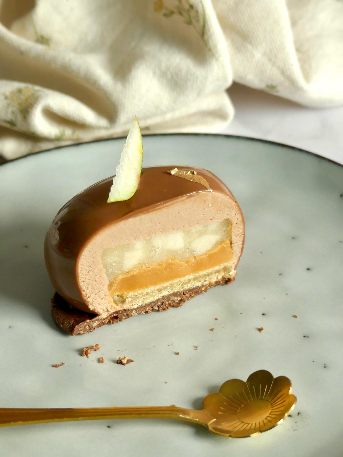 Un cœur pour la Saint-Valentin 🤎 Biscuit et croustillant au seigle, mousse chocolat @valrhona intense, poire fondante et caramel… 🍐
Un dessert tout en contraste, rustique et délicat,
profond et tendre à la fois ✨
Parce que l’amour n’est jamais lisse,
mais toujours gourmand.
Fonds photo @fondphoto.pastryandtravel
~
#pâtisserie #pastry #saintvalentin #caramel #chocolat