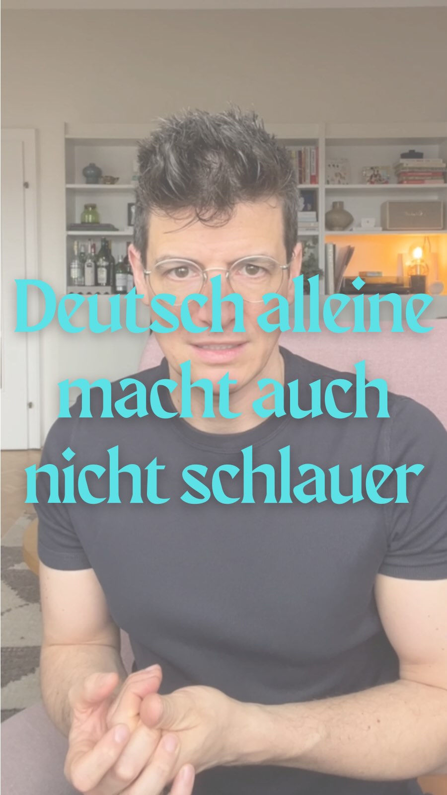 Deutsch alleine macht Kinder auch nicht automatisch schlauer. Warum ist das so?
In Österreich und Deutschland zeigt sich seit Jahren: Mehrsprachig-deutschsprachige Kinder schneiden in der Schule im Schnitt schlechter ab als einsprachig-deutschsprachige Kinder. Das liegt aber nicht an der Mehrsprachigkeit selbst.
Natürlich spielen sozialer Hintergrund, Bildung der Eltern oder Diskriminierung eine Rolle. Oft übersehen wir aber einen anderen Punkt: die Sprache der Schule. Unterricht läuft fast ausschließlich auf Deutsch. Einsprachig-deutschsprachige Kinder können ihren gesamten Wortschatz nutzen, mehrsprachig-deutschsprachige oft nur einen Teil davon. Das kostet kognitive Energie, die dann beim Verstehen von Inhalten fehlt. So entsteht ein struktureller Nachteil, der nicht verschwindet, wenn wir nur mehr Deutschförderung machen.
Deutschförderung ist wichtig. Aber genauso wichtig ist, dass Schule Mehrsprachigkeit aktiv einbezieht und sich sprachlich stärker an die Kinder anpasst. Denn bessere Passung heißt am Ende auch besseres Lernen – für alle.
Was ist eure Meinung dazu? Was ist eure Erfahrung?
Quellen:
Mang, J., Müller, K., Lewalter, D., Kastorff, T., Müller, M., Ziernwald, L., Tupac-Yupanqui, A., Heine, J.-H., & Köller, O. (2023). Herkunsbezogene Ungleichheiten im Kompetenzerwerb. In D. Lewalter, J. Diedrich, F. Goldhammer, O. Köller, & K. Reiss (Eds.), PISA 2022. Analyse der Bildungsergebnisse in Deutschland (pp. 163–197). Waxmann.
Neubacher, M., & Wimmer, C. (2021). Indikatoren D: Output – Ergebnisse des Schulsystems. In Nationaler Bildungsbericht Österreich 2021 (pp. 286–328). Bundesministerium für Bildung, Wissenschaft und Forschung. https://doi.org/10.17888/nbb2021-2-D
Weger, D. (2024). Professionelle Handlungskompetenz für mehrsprachig-sprachbewussten Unterricht entwickeln. Waxmann. https://doi.org/10.31244/9783830999041