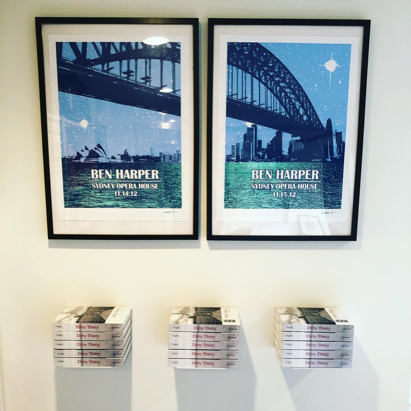 #linear #office #love with #thesydneyharbourbridge, @benharper (circa 2012) & #dirtythirtybybillieproffitt.
•
🙌🏻📖♥️🖋👱🏻♀️