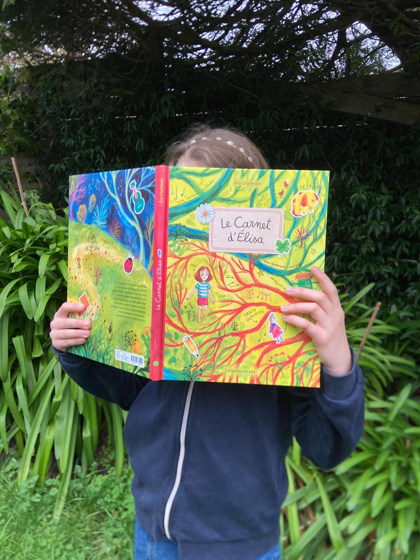 Deux bonnes nouvelles: ce sont les vacances et « Le Carnet d’Élisa » est désormais disponible en librairie, en ligne et sur notre boutique en ligne… bref, partout ;) Donc, si vous voulez le découvrir comme Jeanne en Bretagne, c’est largement possible ! @eva_chatelain a écrit et dessiné une histoire originale, drôle, mystérieuse et qui laisse une belle part au monde imaginaire des enfants.
40 pages/dès 7 ans/15€
#letageredubas #albumjeunesse #lecarnetdelisa #evachatelain #litteraturejeunesse