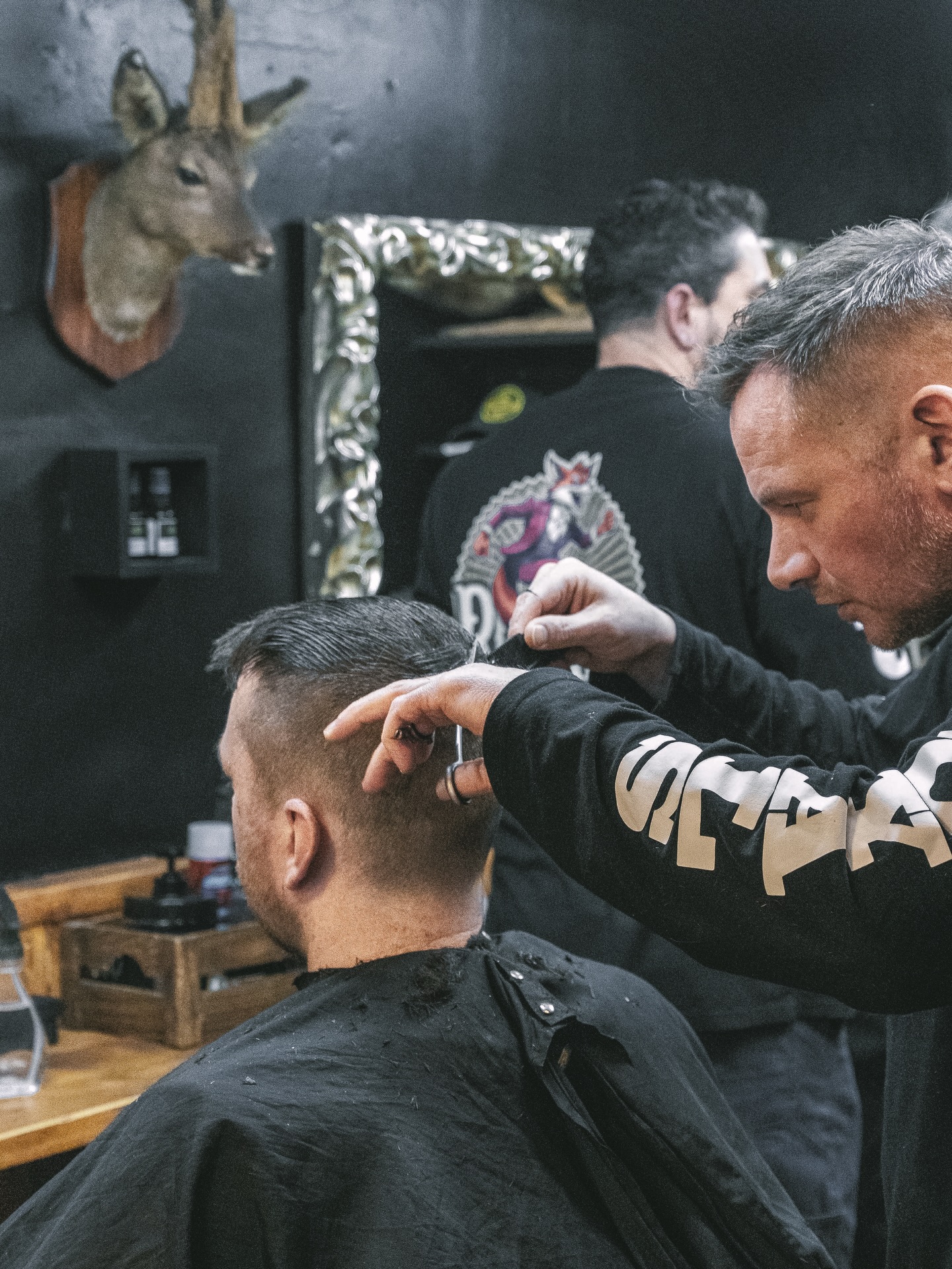 The front gets the praise, but the crown can make or break a men’s cut. A badly cut crown ruins the shape, effects grow out, and can turn a clean cut into a disaster.
The back is just as important as the front. No harsh steps. No sticking up. No awkward grow out. The crown should never be rushed.
#royalsbarbershop #barbershoproyals #cutthecrown