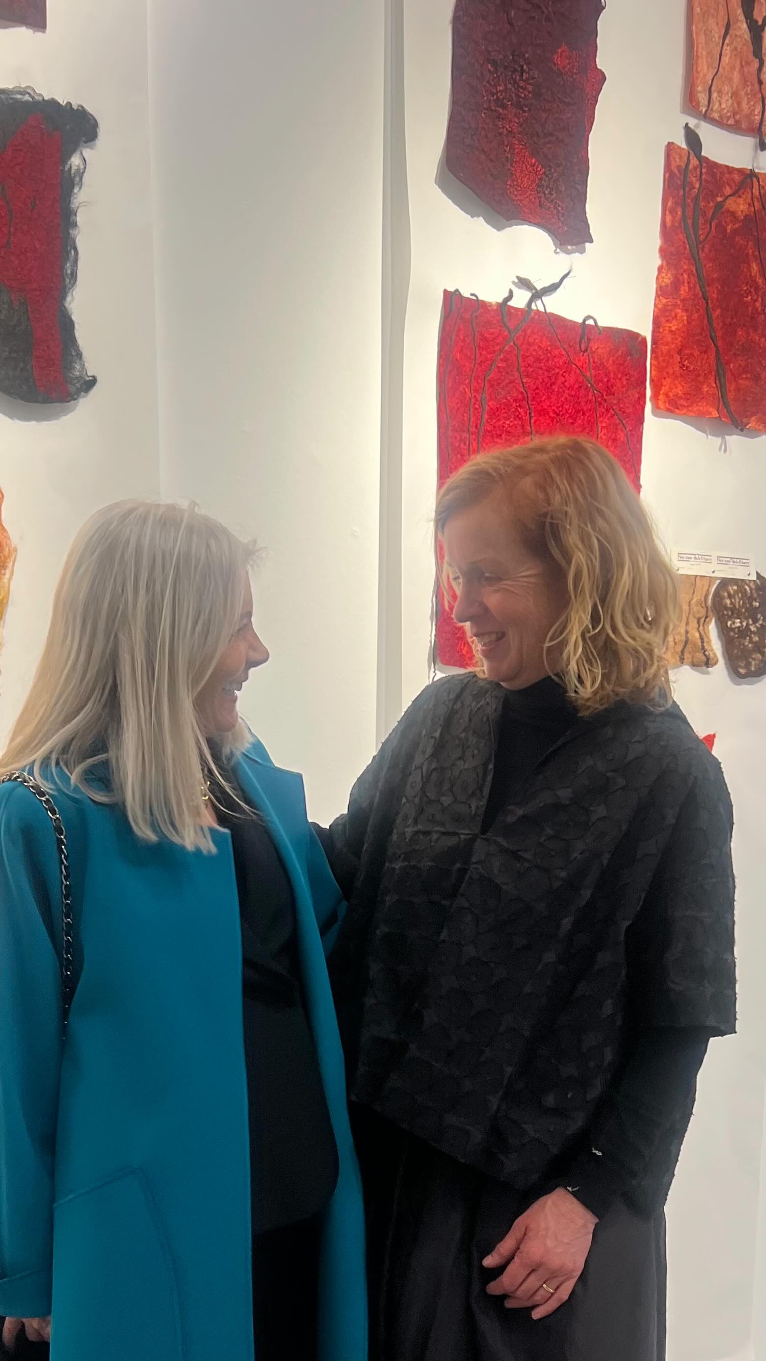 MODA, ARTE y AMOR A LA NATURALEZA.
Ese era el mensaje y el hilo de union, mejor utilizado imposible , que ayer pudimos descubrir en una presentación maravillosa en el Real Jardin Botánico de Madrid @rjbotanico .
La exposición “ Dia y Noche. Ritmos del Alma “une a dos artistas unidos por su sensibilidad y creatividad y sobretodo por su defensa de los materiales naturales, los tejidos teñidos con pigmentos obtenidos de las plantas con una belleza única.
Claudy Jongstra @claudyjongstra investiga y realiza su trabajo con la pasión y la responsabilidad que la naturaleza le inspira y Marcos Luengo @marcosluengoofficial lo traslada a sus patrones, a sus diseños y las piezas son auténticas obras de arte
Poéticas, escultóricas y singulares.
Una vez más la suma de dos almas en un mismo ritmo como se anuncia la exposición da como resultado ARTE con mayúsculas .
Visita obligada!!
#arte#moda#sostenibilidad #caminovilla #fashionadvisor
@rjbotanico
@marcosluengoofficial
@claudyjongstra