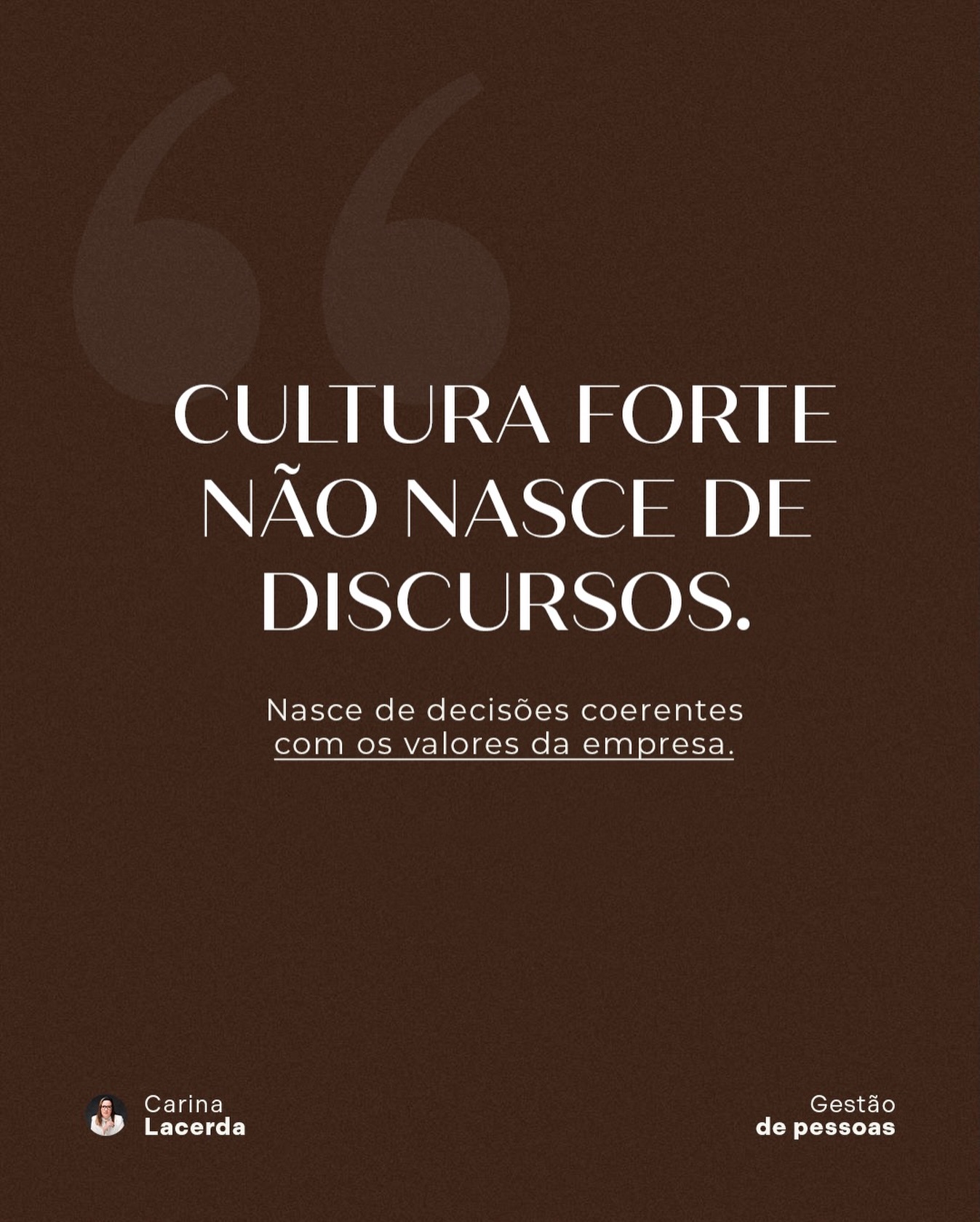 Cultura organizacional não é o que está escrito na parede, no site ou no manual da empresa.
Ela é construída, todos os dias, nas pequenas e grandes decisões.
Está nas prioridades que a liderança define, na forma como os conflitos são tratados, no que é tolerado, e principalmente, no que não é.
Quando as decisões não são coerentes com os valores declarados, a cultura enfraquece.
Mas quando existe alinhamento entre discurso e prática, a confiança cresce, o engajamento aumenta e os resultados se tornam mais sustentáveis.
No fim, cultura forte não é sobre o que a empresa diz que é.
É sobre o que ela demonstra, na prática, todos os dias.
Vamos conversar sobre como estruturar esse crescimento de forma saudável.