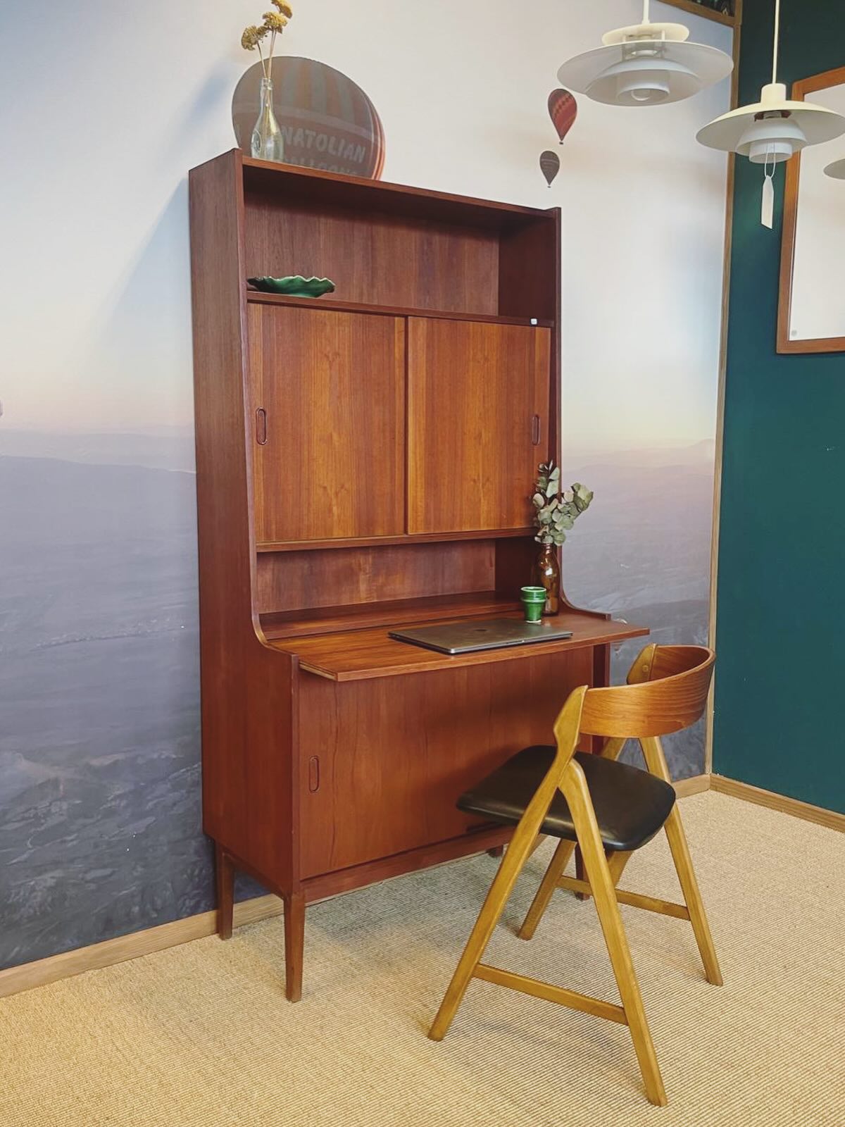 Étagère / secrétaire danois en teck disponible en ligne! (Lien en bio)
#mobilier #mobiliervintage #décorationintérieure #danishfurniture #teakfurniture