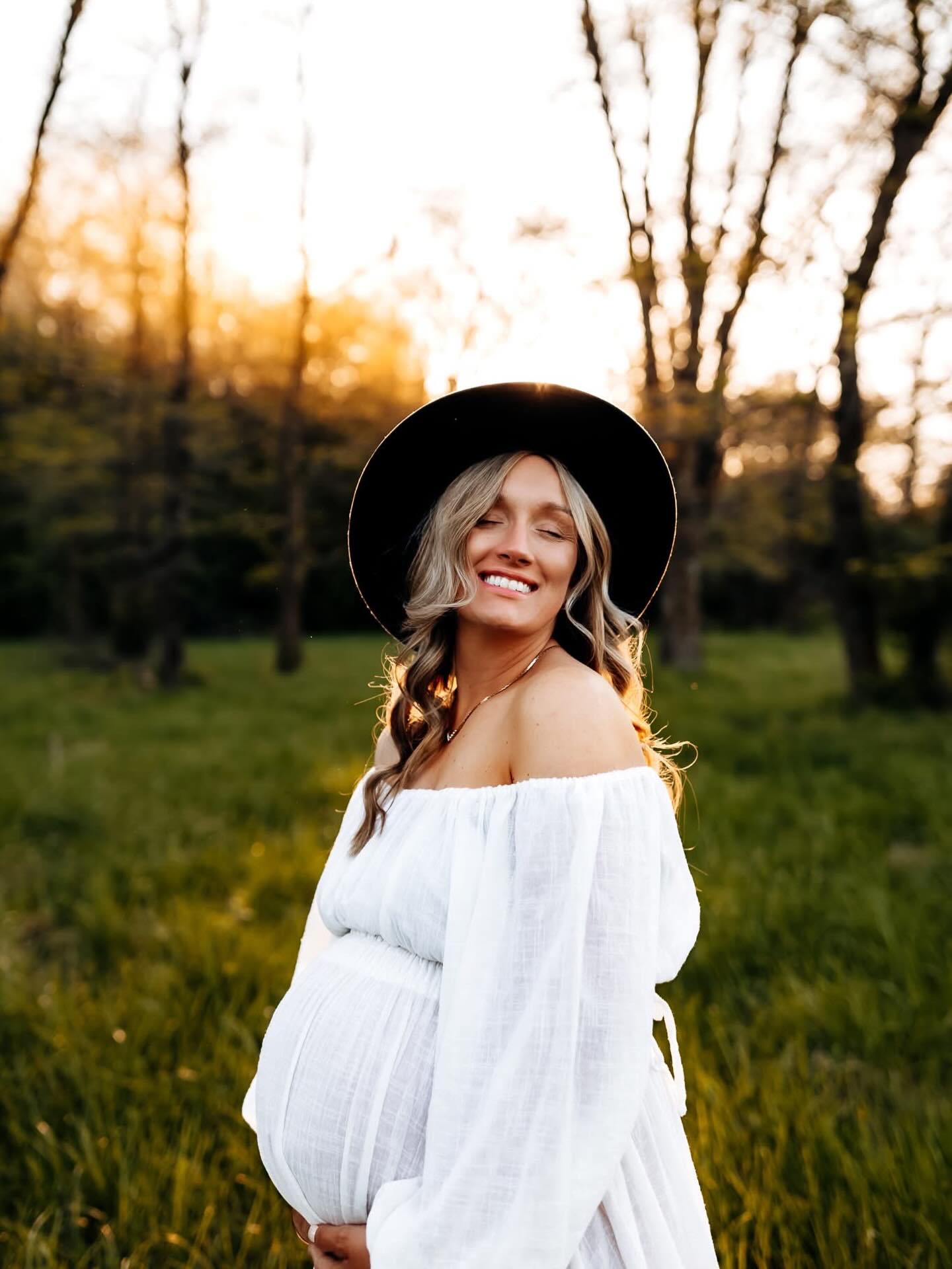 āHey Hilary, are you still alive?ā
Yes....yes I am. 𤣠I have been enjoying slow season so much + working on things I donāt normally have time to work on! It has been so good for my heart and my mental health.
....but you better get ready to be sick of me because I have a lot of fun + exciting things to share! š
FIRST UP: Model call!
I am hosting some beautiful Mama + me minis for Motherās Day in May! And I need some help bringing a creative vision to life to prepare for these minis. Please read what I am looking for below, and if you think youād be a good fit feel free to drop a comment or shoot me a message!
ā¢Breastfeeding mama (ideally looking for a babe under six months but not opposed to an older baby if I cannot find a younger one)
ā¢Okay with a few of these photos being shared on social media
ā¢Both mom + babe styled by me from my client closet
Thank yooooou! Please feel free to share or spread the word, hoping to do these in beginning of March!